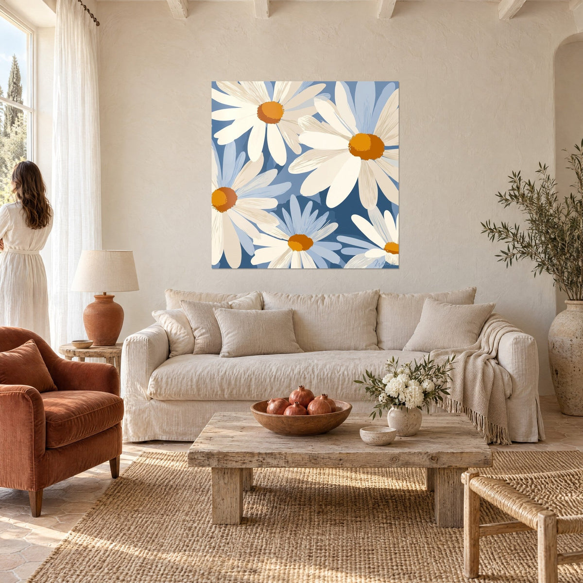 Tableau marguerites crème aux cœurs orangés sur fond bleu denim, au-dessus d'un canapé dans un salon lumineux