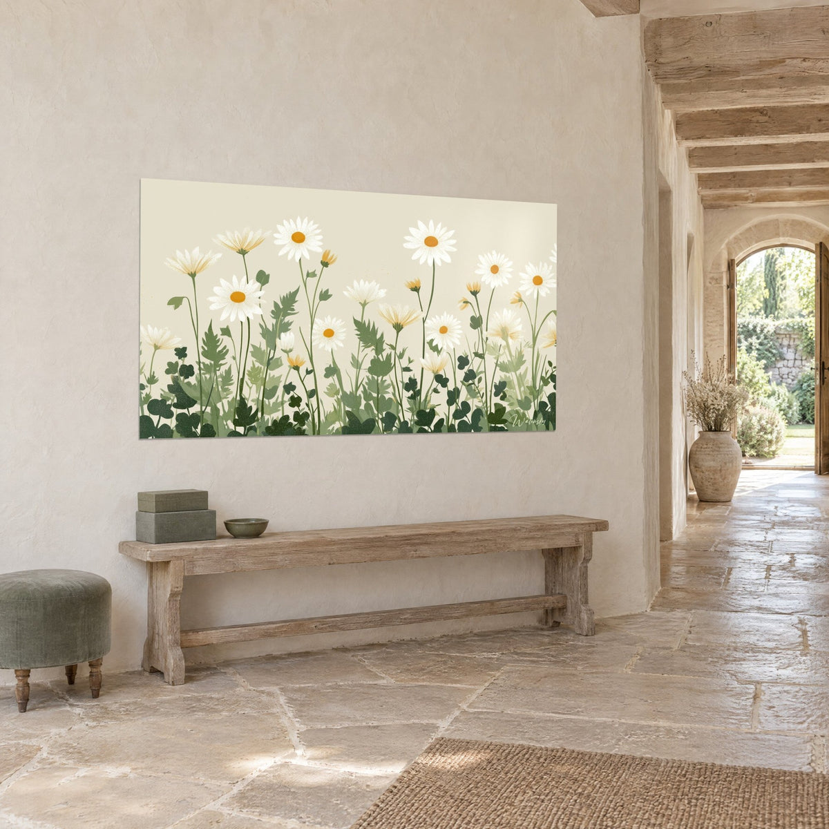 Tableau fleurs des champs aux pétales ivoire et tiges vert sauge, cadré sur un mur de pierre blonde, hall de maison de campagne
