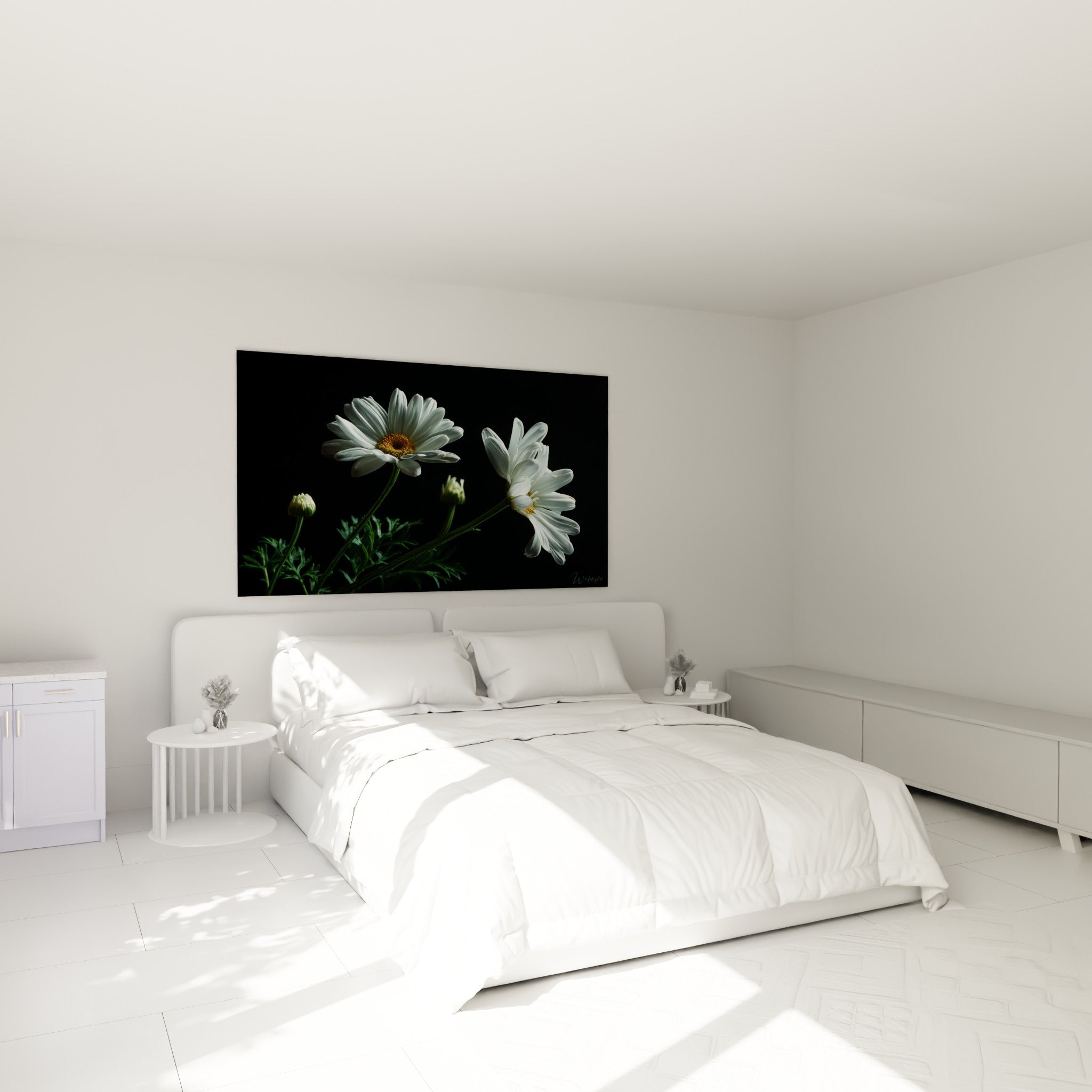 Fleurs blanches et vertes aux pétales lumineux accrochées au-dessus d'un lit dans une chambre claire