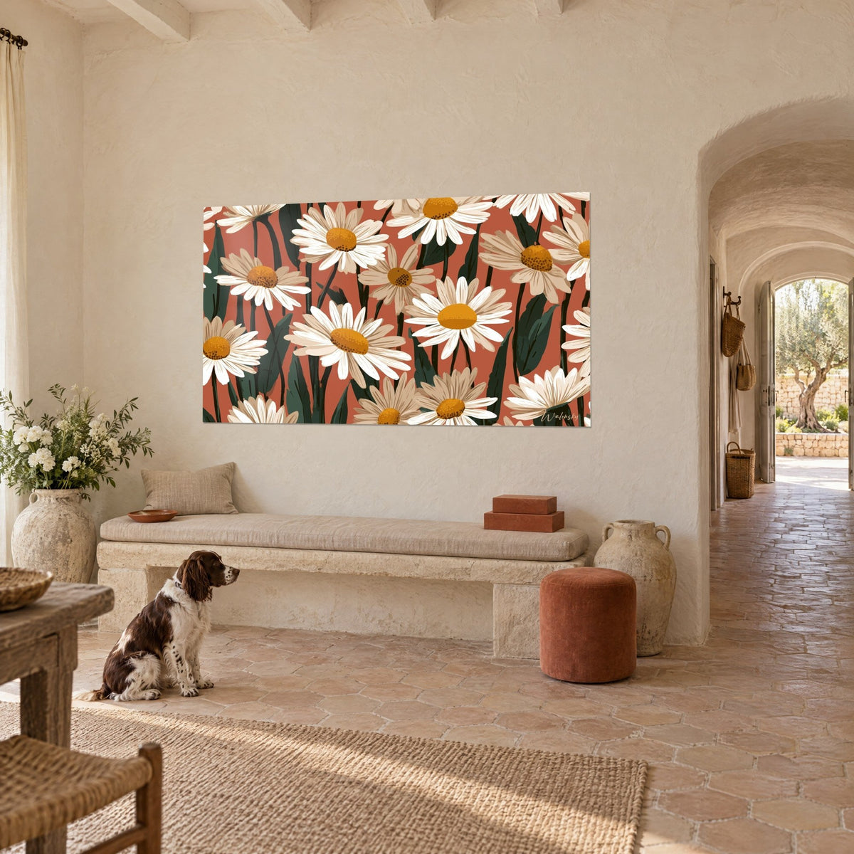 Schilderij crèmekleurige en okerkleurige kamillebloemen op bakstenen achtergrond, zwarte stengels, tegenover een spaniël in een Provençaals landhuis