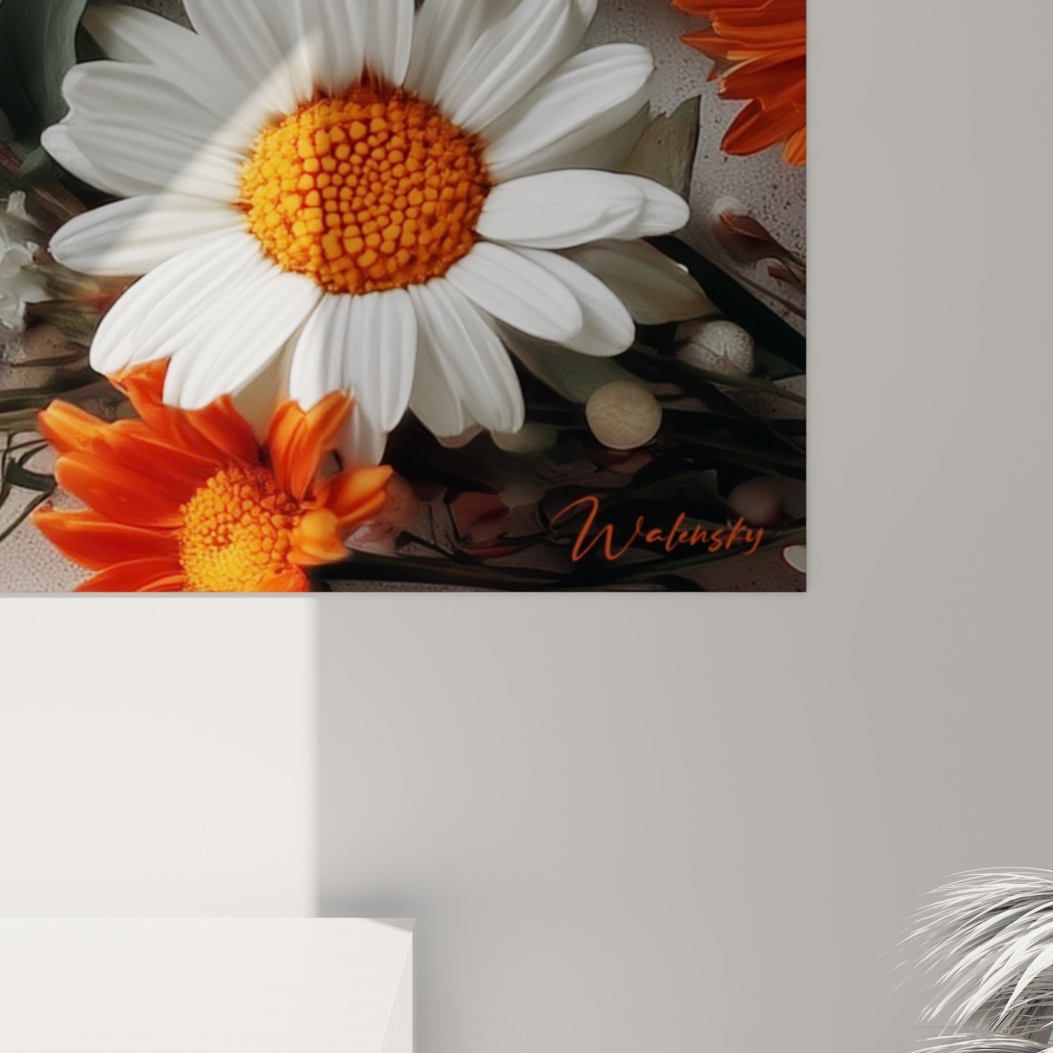 Gros plan sur les pétales blancs texturés et le grain orangé des cœurs de marguerites accrochées au mur