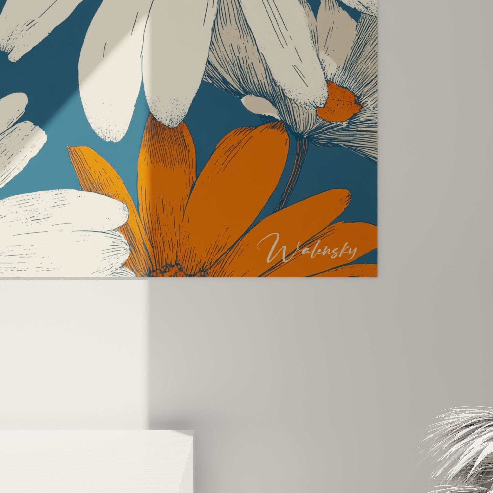 Pétales crème et cœur terracotta d'une marguerite révélant le grain de l'impression sur fond bleu marine