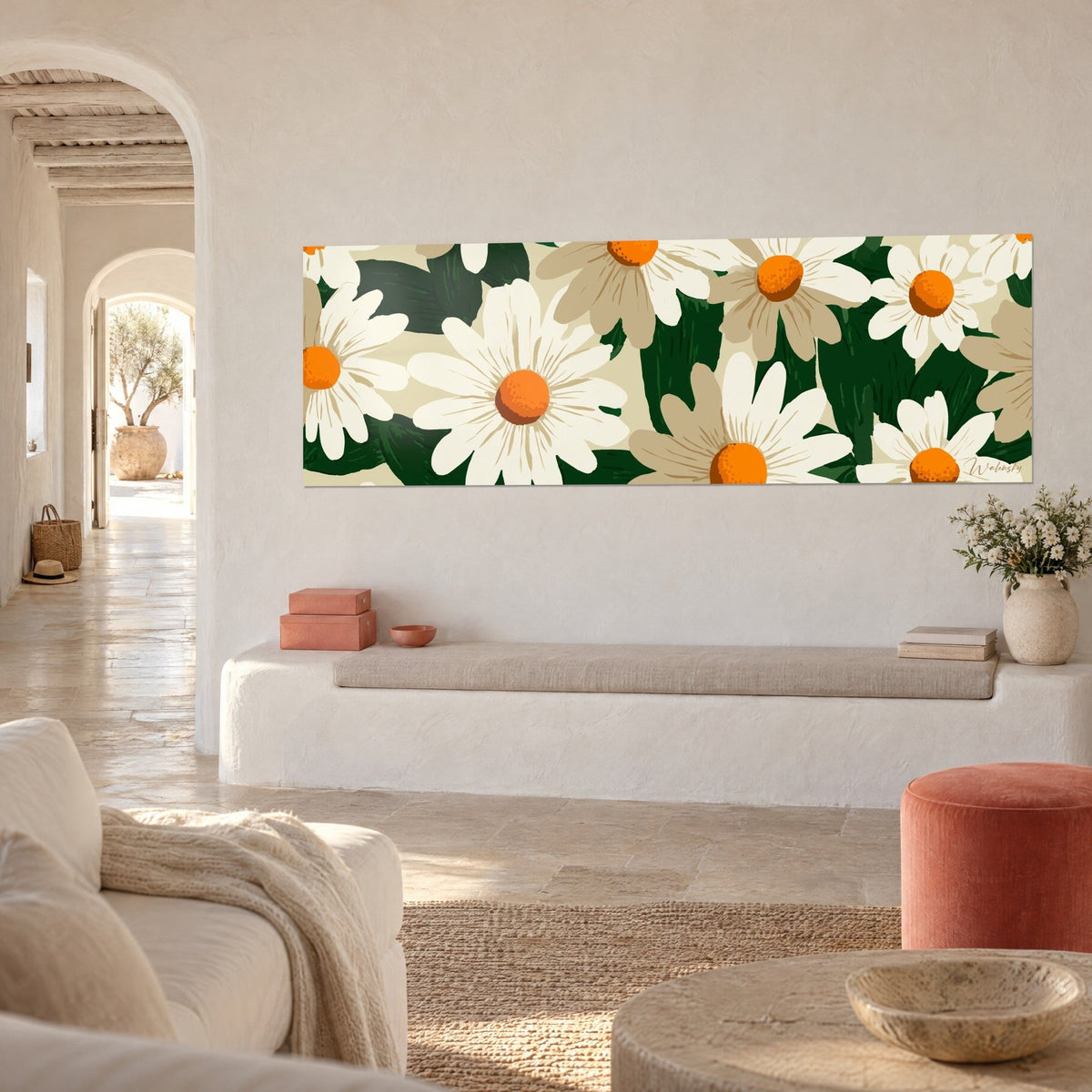 Tableau fleurs aux pétales ivoire et beige sable, larges feuilles vert profond, vue de trois-quarts, mur blanc d'une maison méditerranéenne