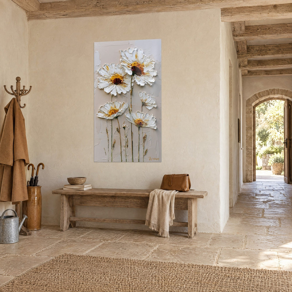 Quadro bouquet di fiori rigogliosi con petali avorio e centri ocra, steli slanciati, ingresso in pietra e panca di legno