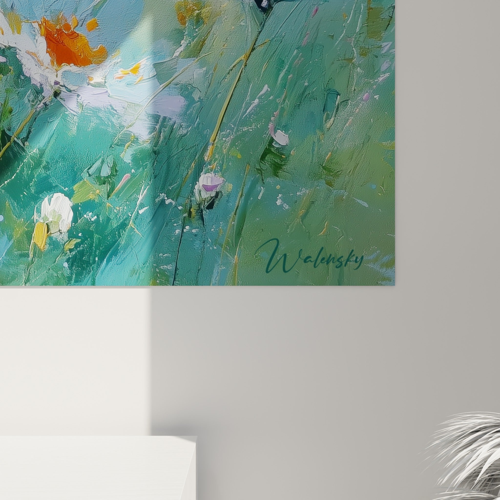 Empâtements épais de blanc et orange sur la toile, coulures turquoise et grain de peinture visible de près