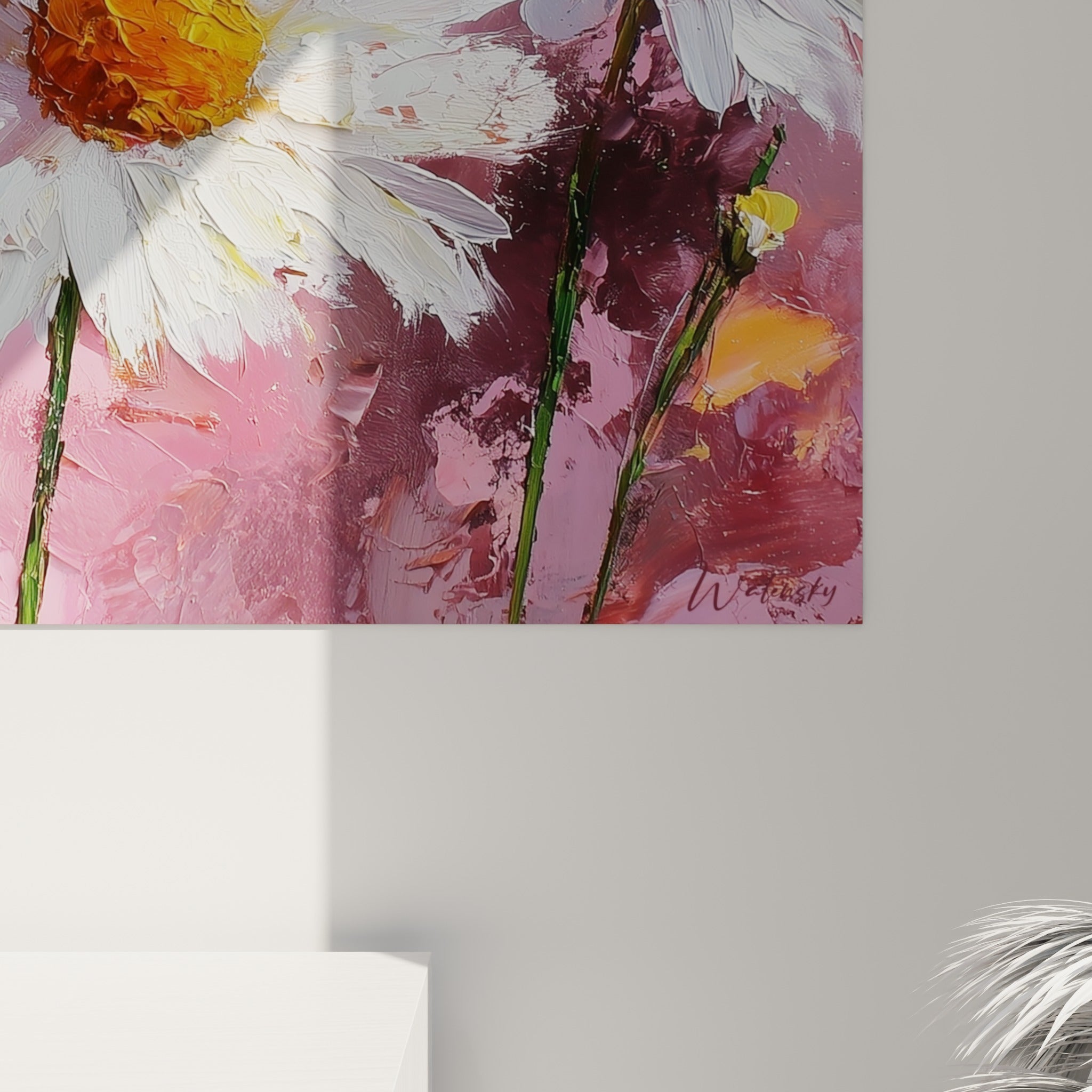 Empâtements blancs et dorés révèlent la matière épaisse des pétales de marguerite sur fond rose