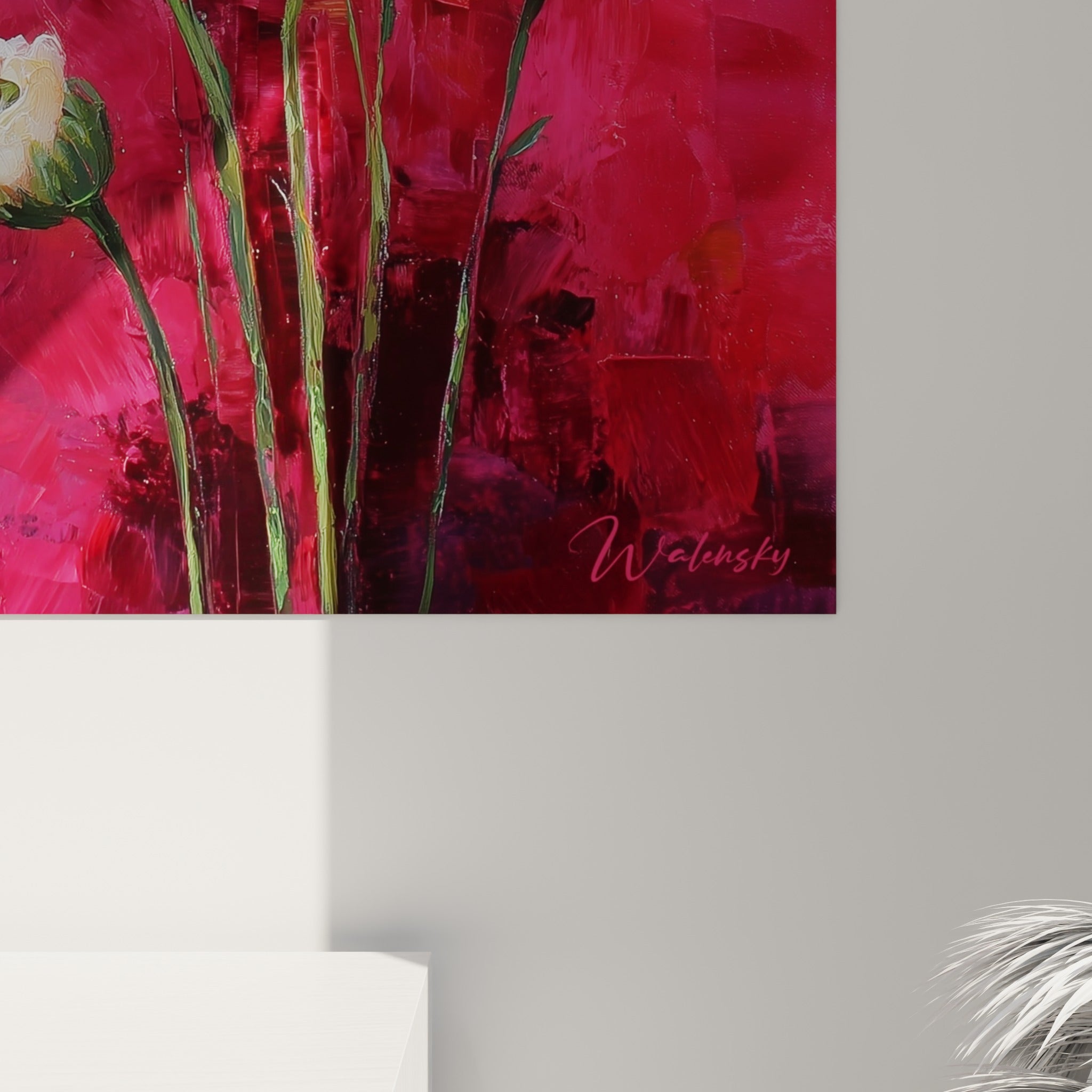 Empâtements blancs et reflets dorés révélant la matière épaisse de la peinture sur fond fuchsia