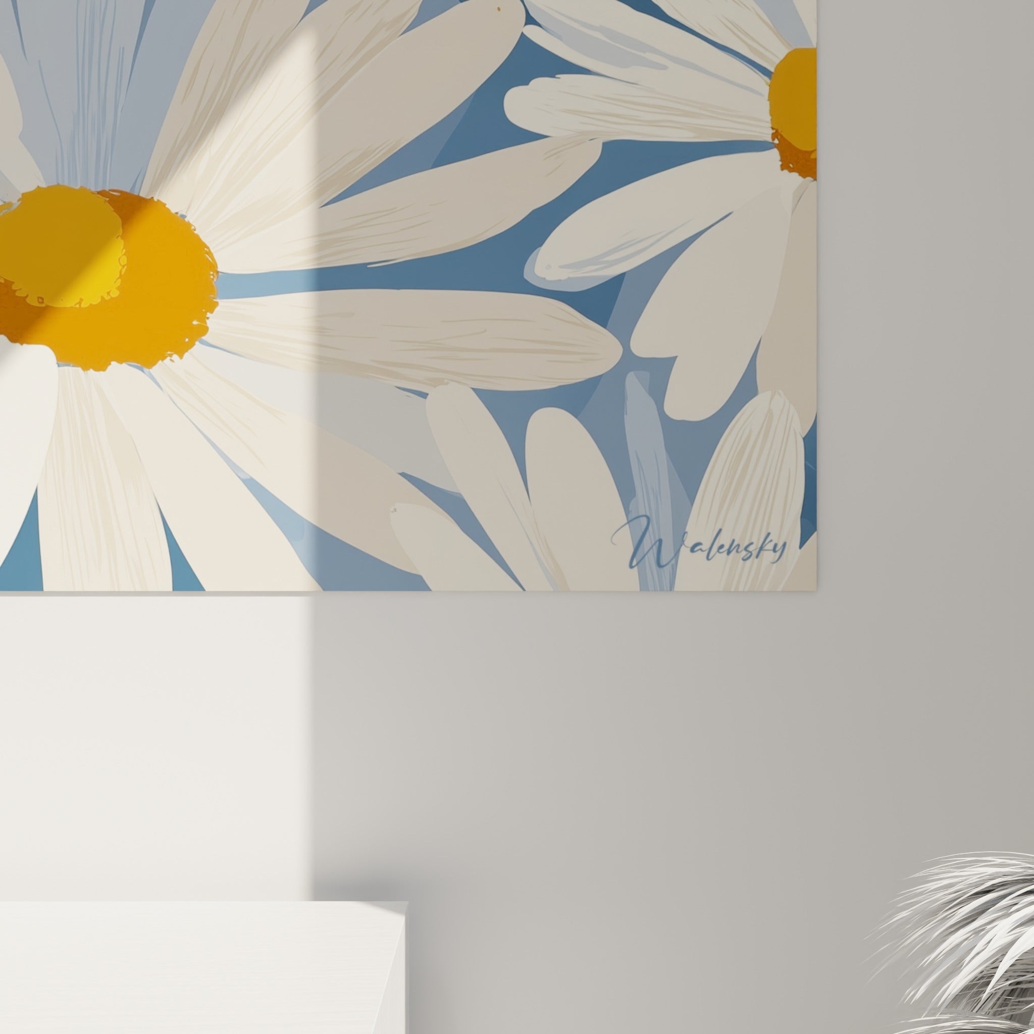 Détail des nervures fines et du coeur orangé texturé d'une marguerite sur fond bleu profond