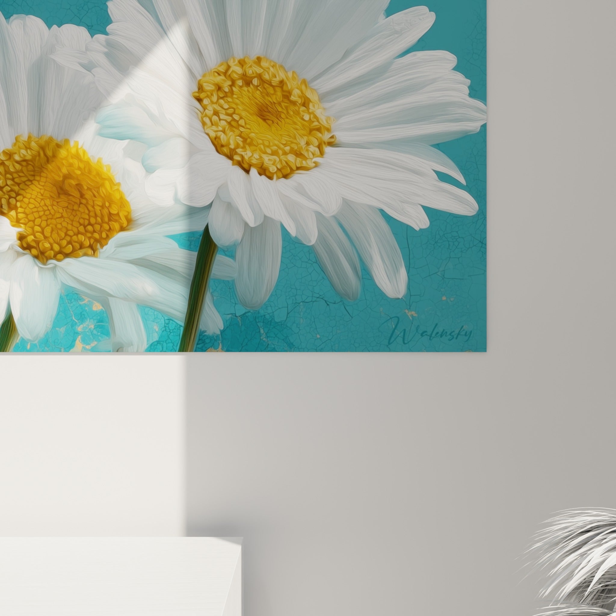 Pétales blancs et cœur doré de la marguerite révélant le grain et les craquelures du fond turquoise