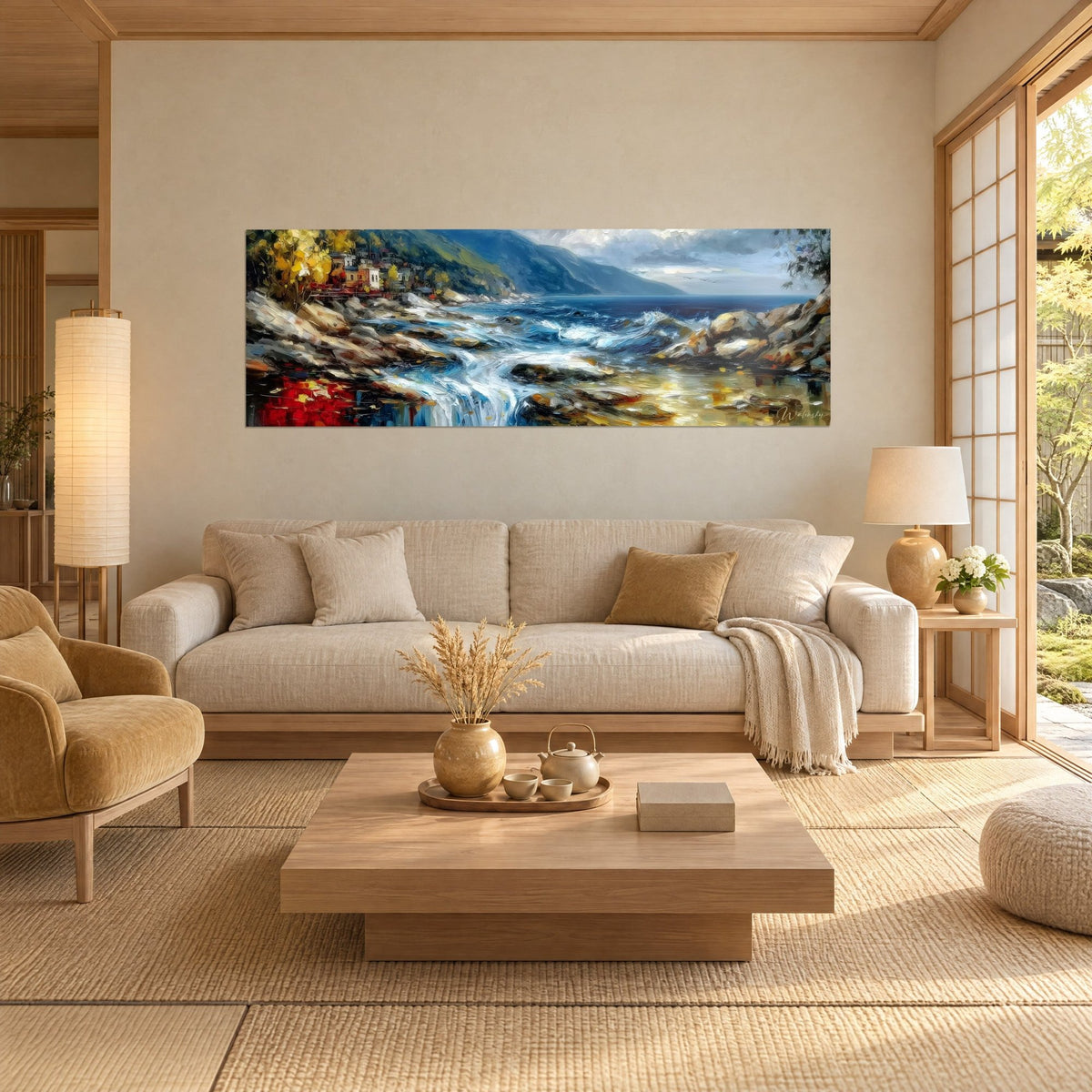 Gemälde Klippen und Felsbucht, mit dem Spachtel gemalt, weiße Wellen, ockerfarbene Felsen, goldene Tannen, über einem Sofa in einem hellen Wohnzimmer
