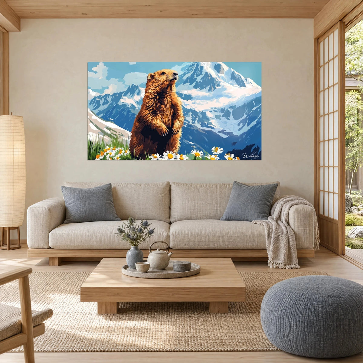 Tableau marmotte dressée sur ses pattes, pelage roux et ocre, sommets bleus enneigés, au-dessus d'un canapé dans un salon lumineux