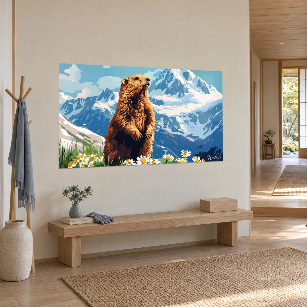 Tableau rongeur alpin au poil fauve face à un glacier bleu et blanc, marguerites au premier plan, couloir japandi en trois-quarts