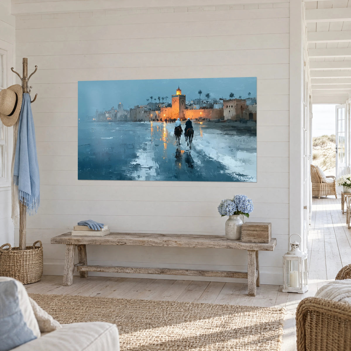 Quadro medina fortificata con bastioni ocra dorati, riflessi di lanterne su una spiaggia blu acciaio, ingresso di una casa sul mare