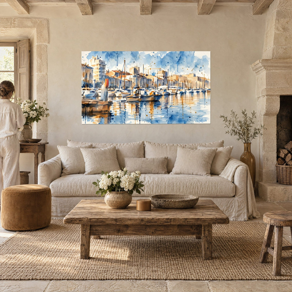 Schilderij Vieux-Port in aquarel, blauwe zeilboten met okerkleurige reflecties, kobaltblauwe spatten, persoon van achteren boven een bank in een lichte woonkamer