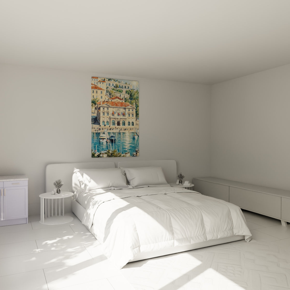 Façade provençale beige et quai animé peints en aquarelle, accrochés au-dessus d'un lit dans une chambre claire