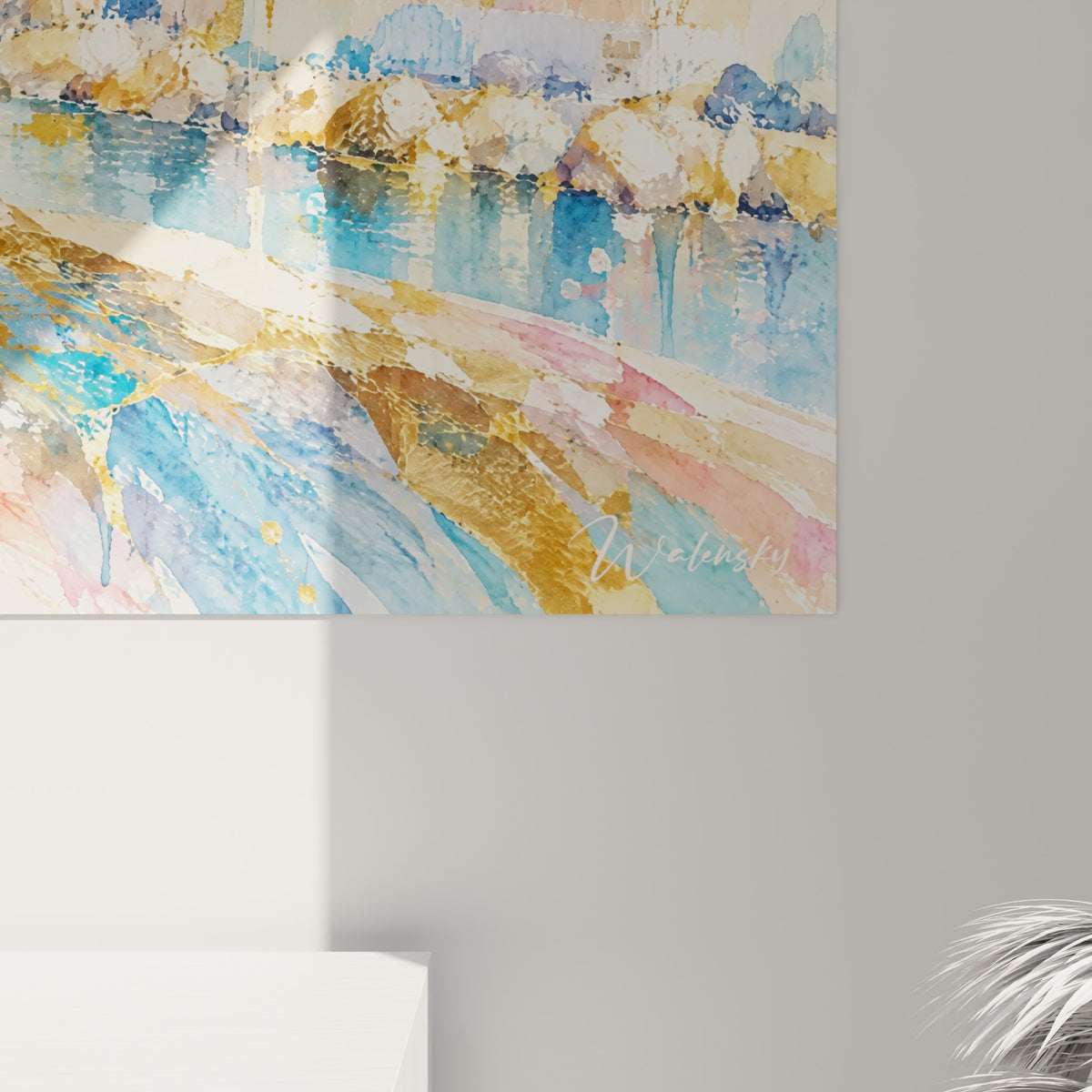 Empâtements dorés et coulures bleues se mêlent sur la toile, grain visible de l'aquarelle marseillaise