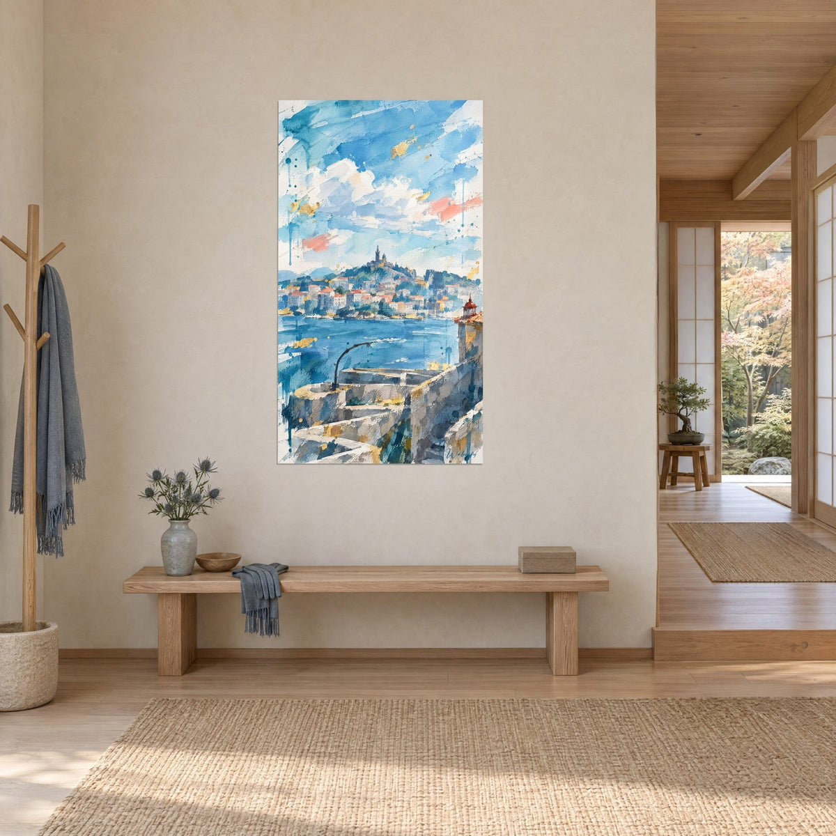 Schilderij Notre-Dame-de-la-Garde in aquarel, azuurblauwe baai en okerkleurige daken, driekwartaanzicht in een japandi gang