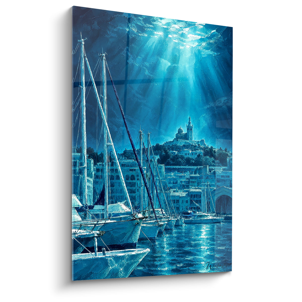 Voiliers amarrés dans un camaïeu bleu marine et turquoise devant Notre-Dame-de-la-Garde illuminée
