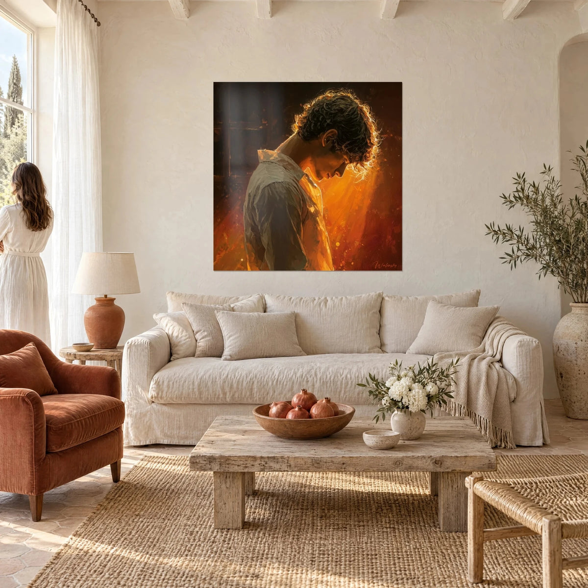 Tableau jeune homme de profil, tête baissée, boucles cuivrées en contre-jour, chemise grise sur fond orange, au-dessus d'un canapé dans un salon lumineux