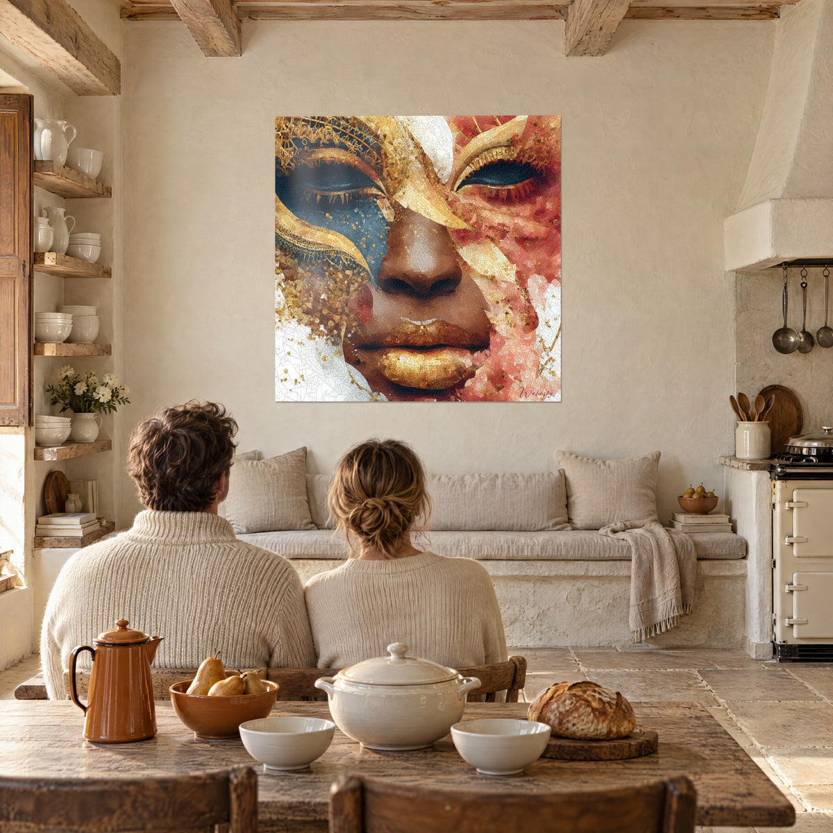 Cuadro figura enmascarada en mosaico, boca cobriza y plumas doradas sobre fondo rosa pálido, en una cocina de piedra