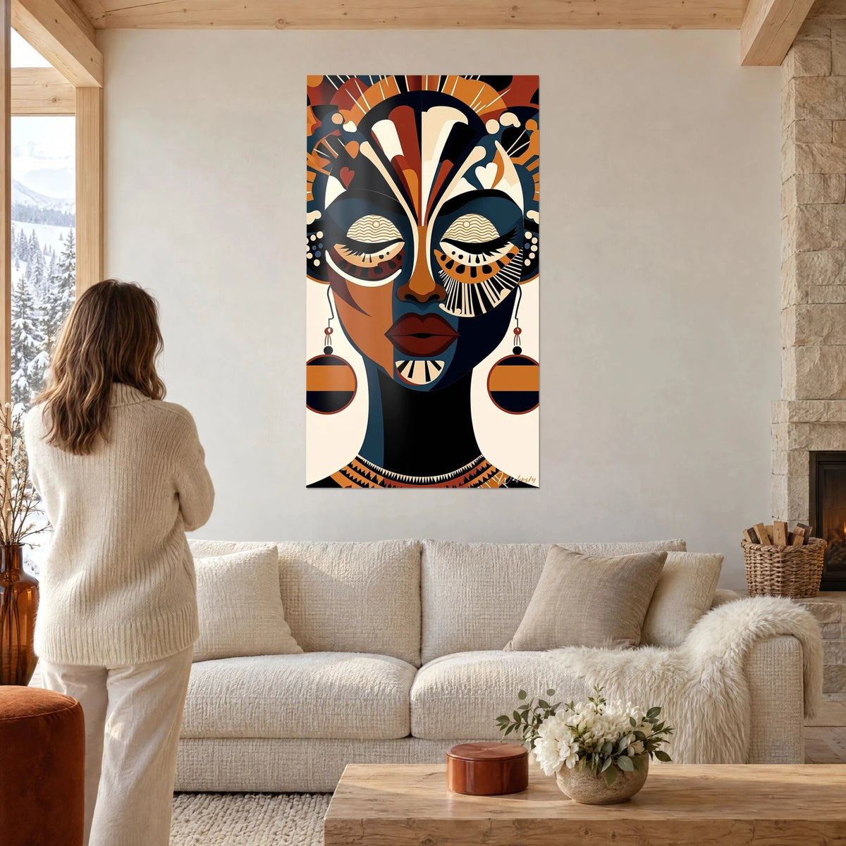 Gemälde Gesicht einer afrikanischen Frau mit geschlossenen Augenlidern, ockerfarbene Maske, Nachtblau und Cremeweiß, über einem Sofa in einem hellen Wohnzimmer