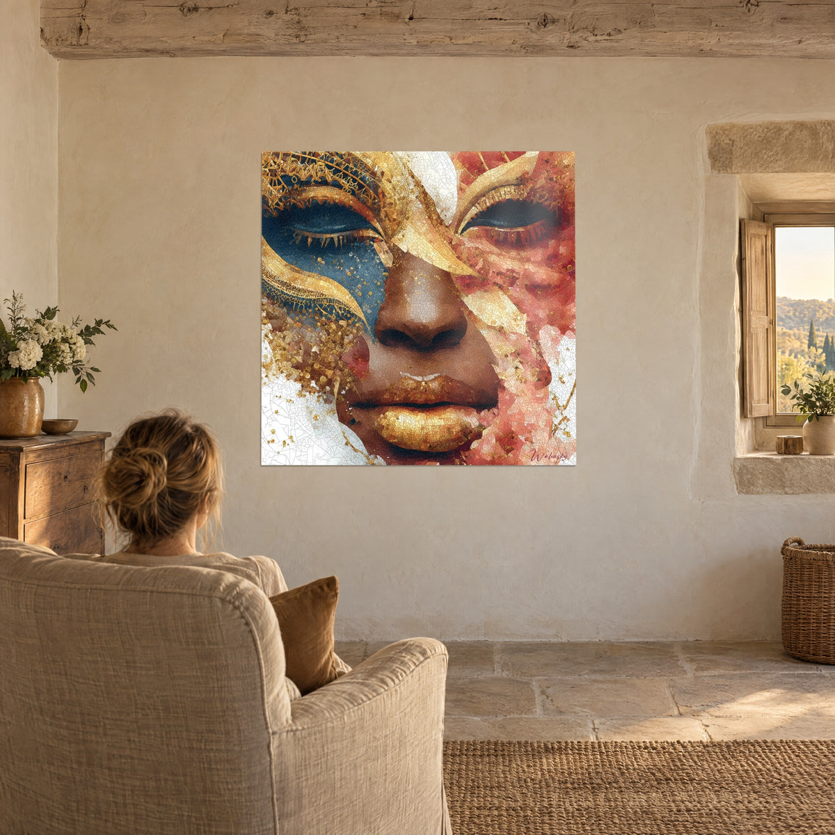 Cuadro rostro esculpido con fragmentos de mosaico, nariz marrón cálido, oro y rojo ladrillo, en un salón de piedra soleado