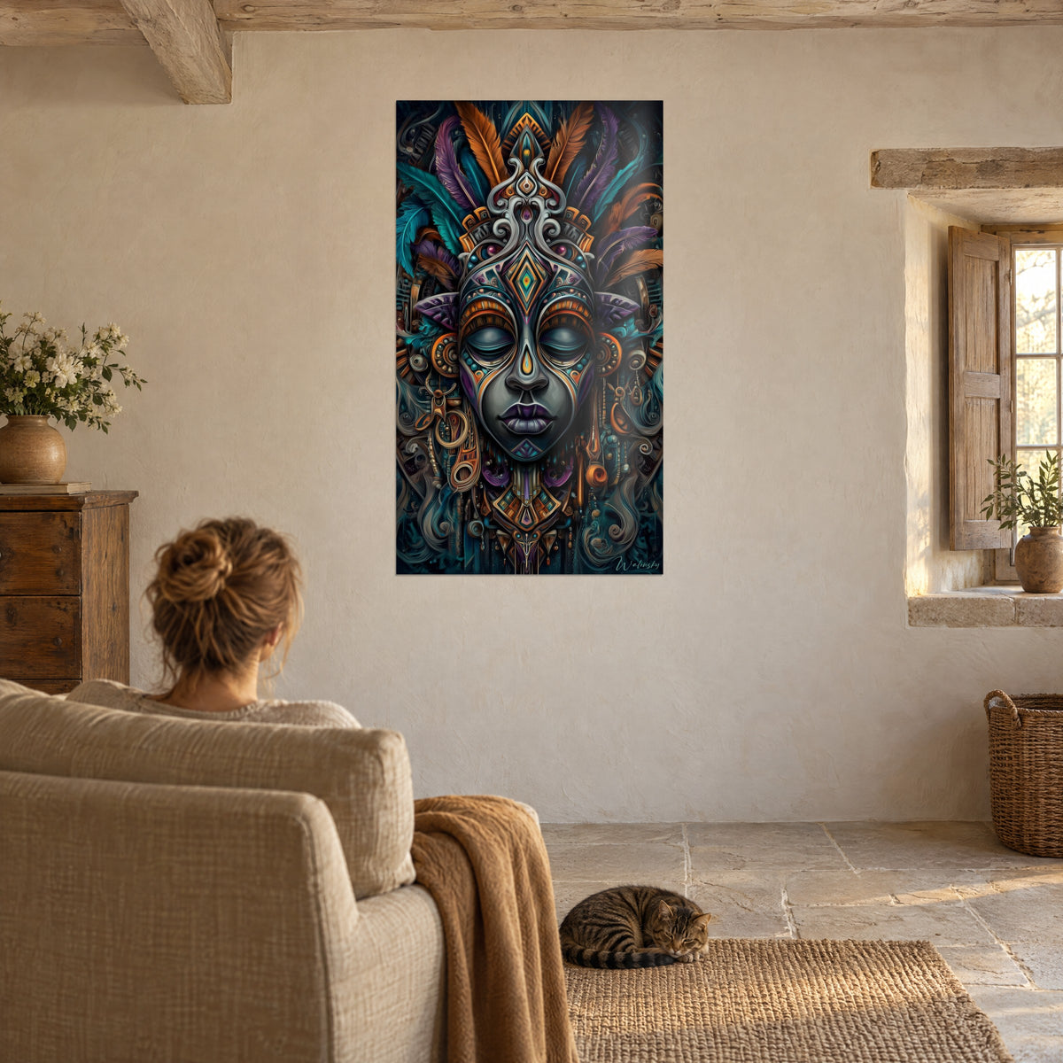 Gemälde königliche Figur mit orangefarbenen und violetten Federn, geometrische Muster, eine Betrachterin in einem Sessel, getigerte Katze auf dem Jutteppich