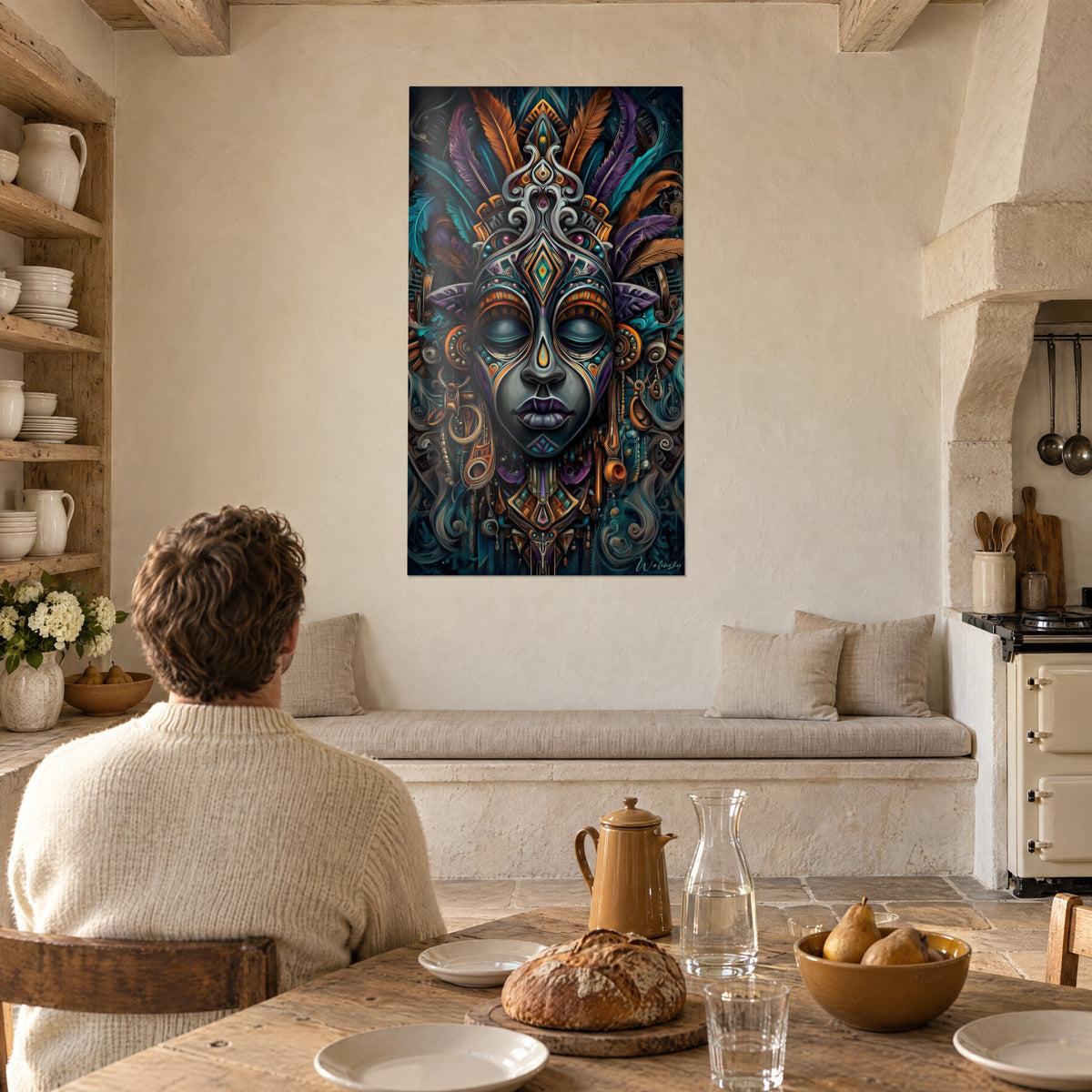 Gemälde mystisches Porträt mit violetten Lippen, Kopfschmuck aus blaugrünen und bernsteinfarbenen Federn, gegenüber einem Esstisch aus hellem Stein