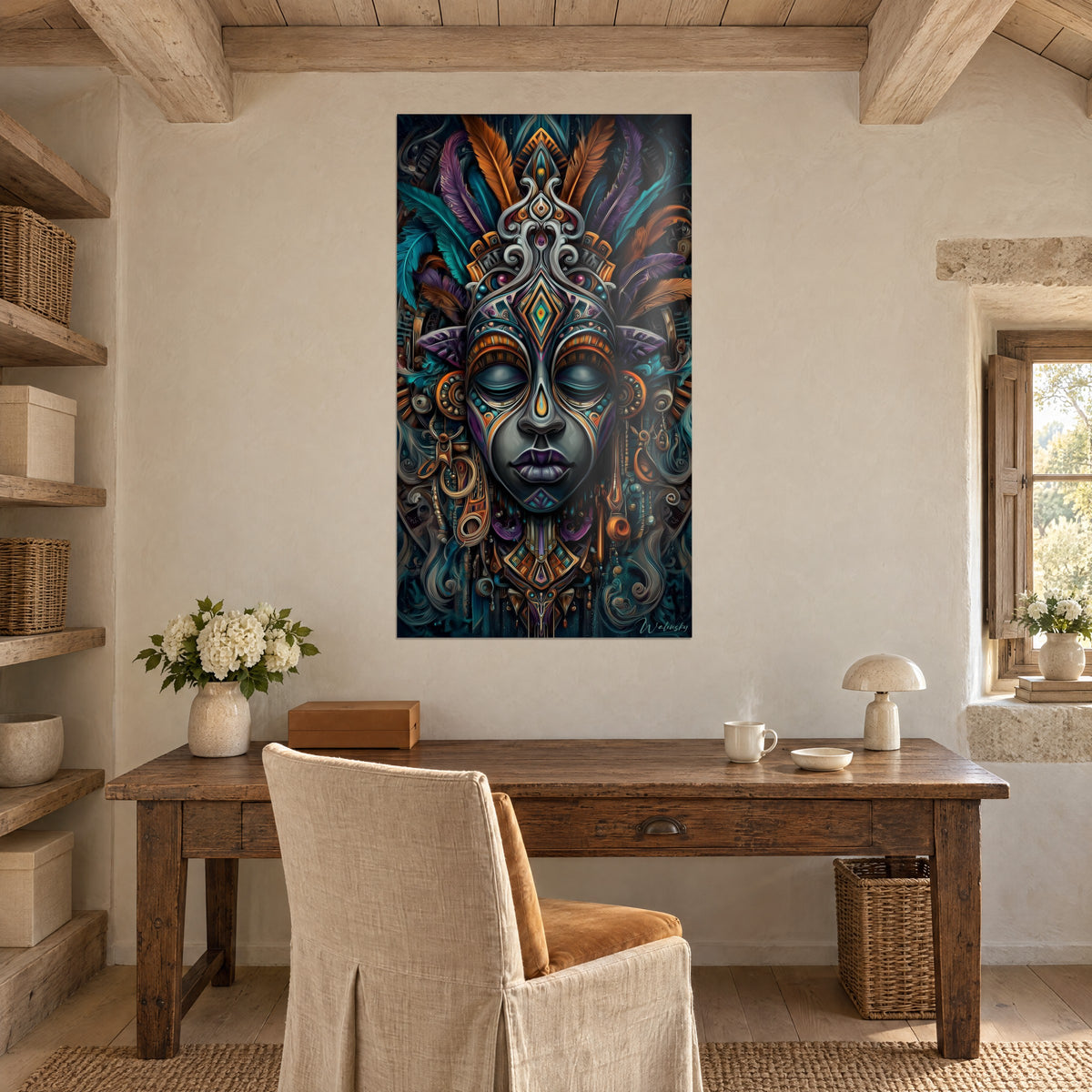 Gemälde Totem mit grauem Gesicht, goldene Voluten und türkisfarbene Spiralen, weiß verputzte Wand über einem Holzschreibtisch, rustikale Regale