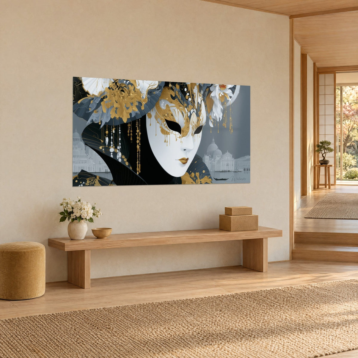 Tableau visage de carnaval immaculé, pampilles dorées et perles blanches sur fond gris ardoise, mur crème, banc de bois clair, vue de trois-quarts