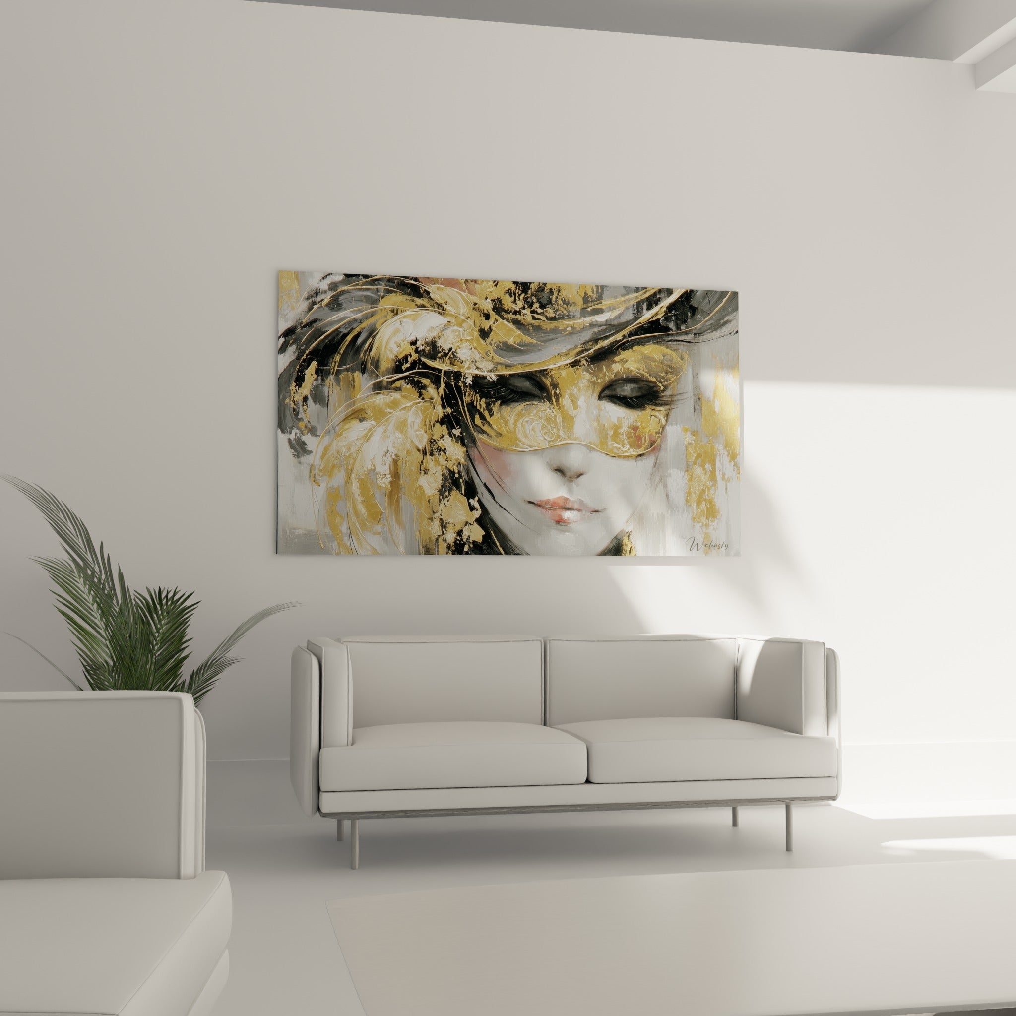 Visage voilé par un masque vénitien doré et blanc nacré au-dessus d'un canapé dans un salon lumineux