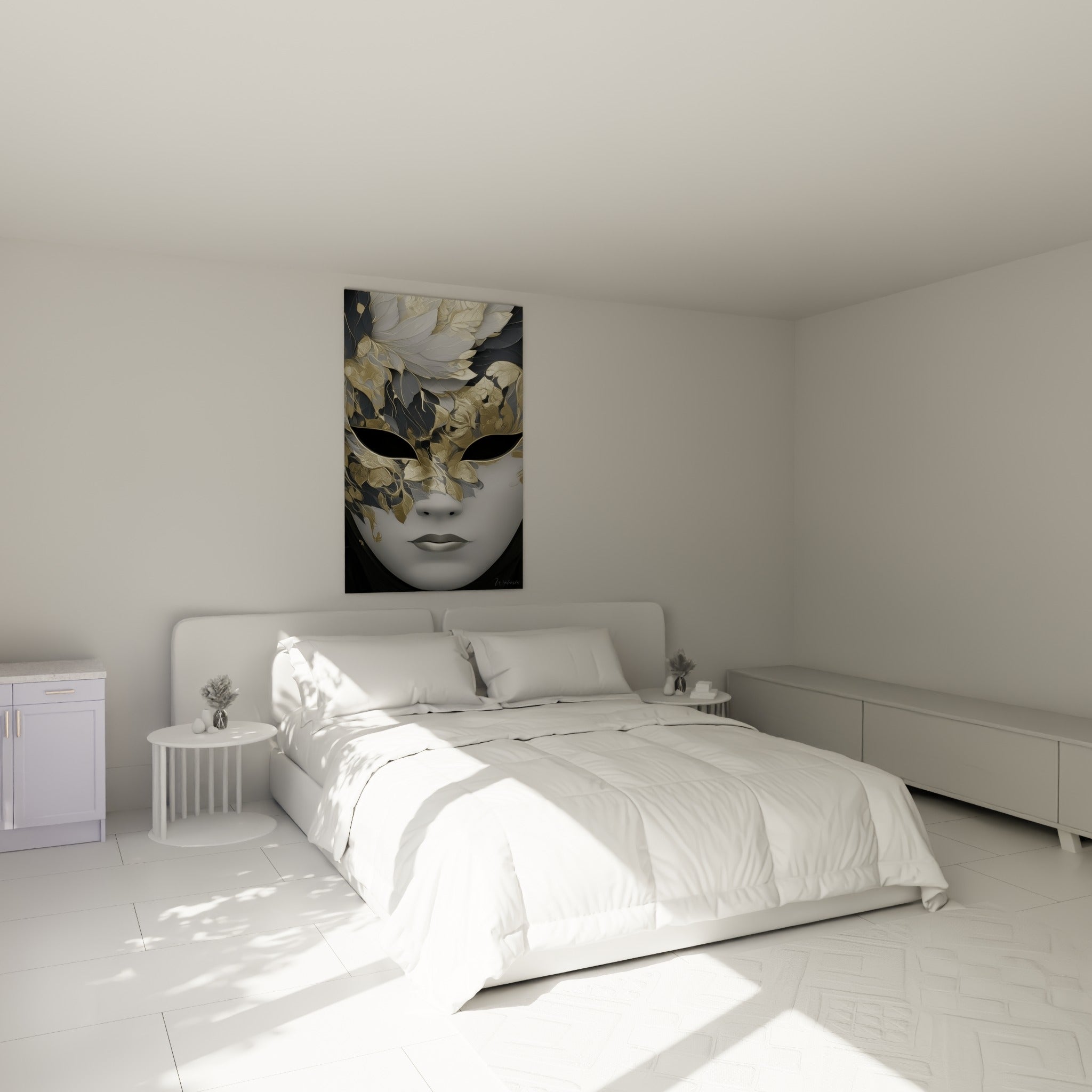 Masque de Venise doré et blanc, motifs floraux sculptés, au-dessus d'un lit dans une chambre claire