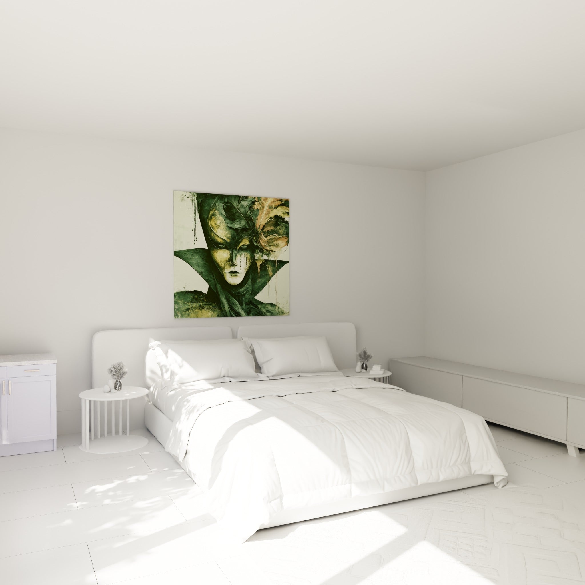 Visage masqué vert sombre et doré aux plumes flamboyantes, au-dessus d'un lit dans une chambre claire