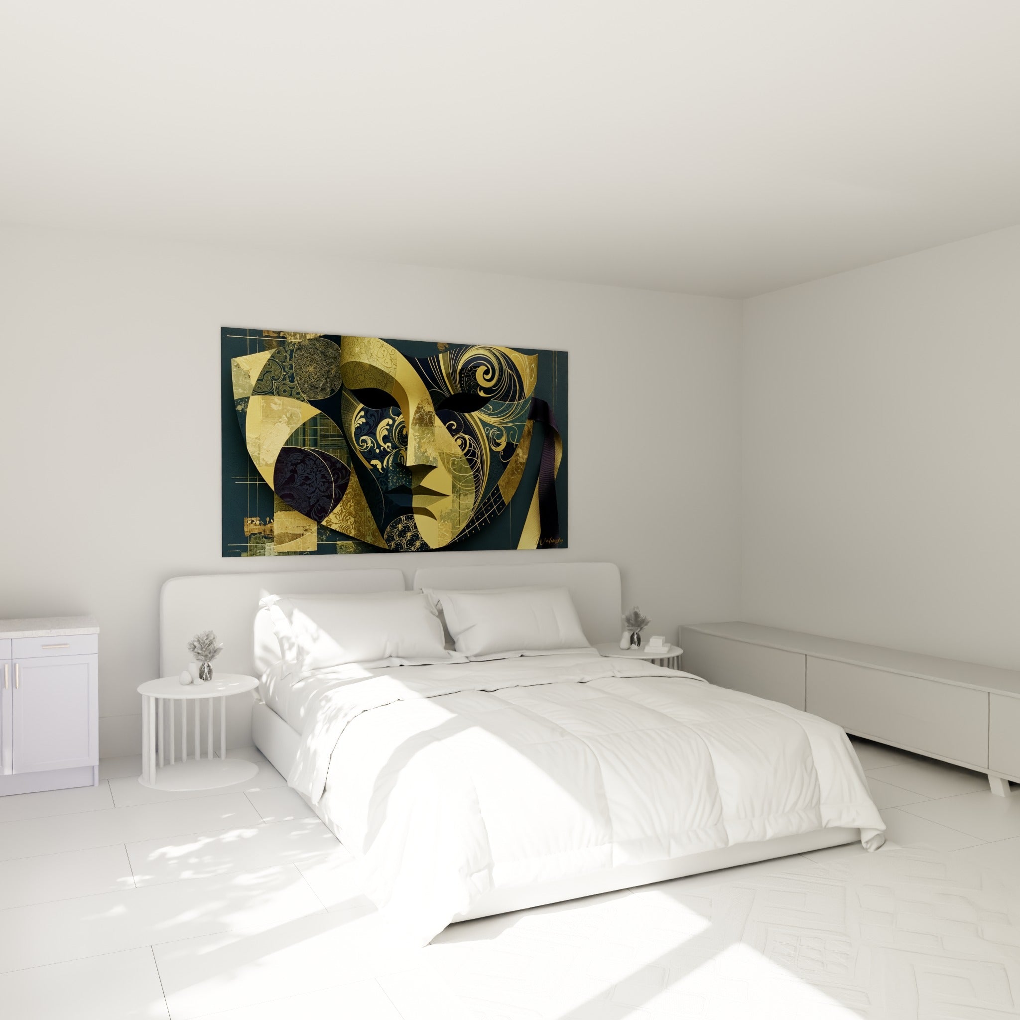 Visage masqué doré et bleu nuit orné d'arabesques, accroché au-dessus d'un lit dans une chambre claire