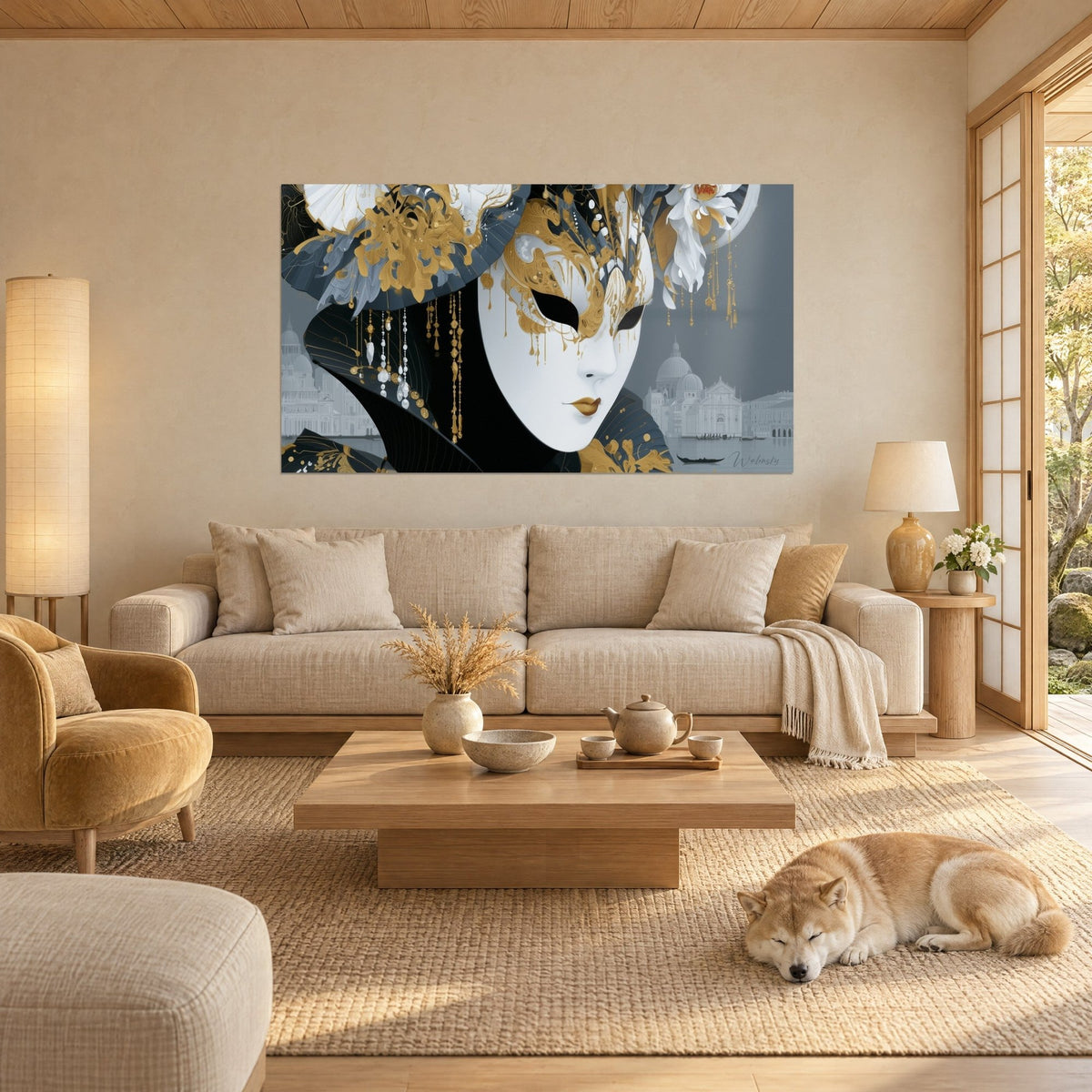 Tableau masque vénitien blanc aux fleurs plissées dorées et gris-bleu, dômes pâles, un shiba dort au-dessus d'un canapé dans un salon lumineux