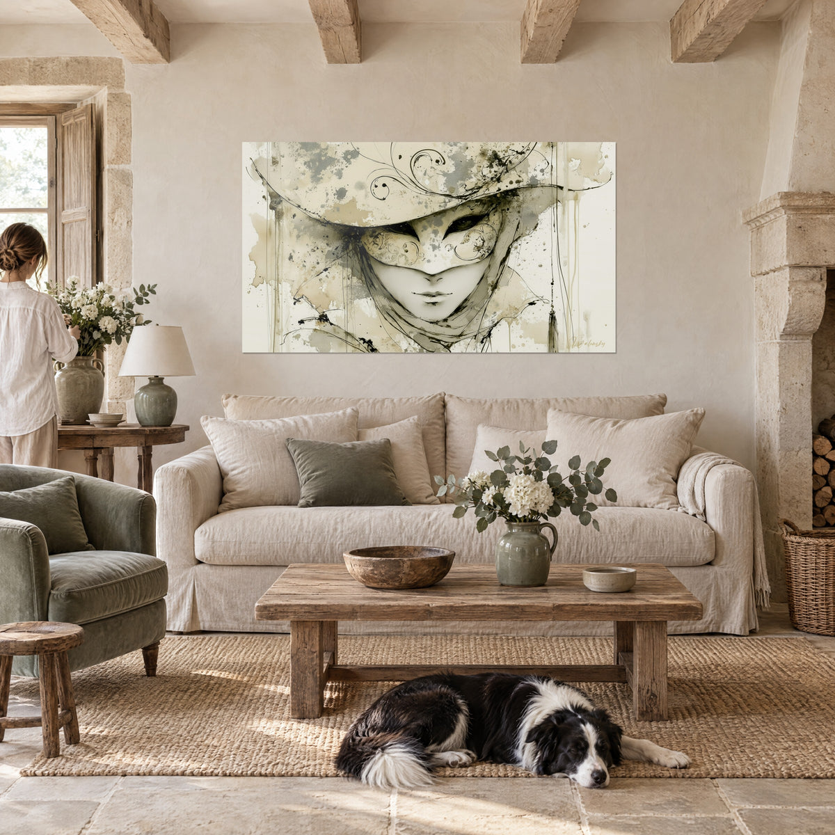 Quadro maschera veneziana avorio con volute nere sotto un ampio cappello, collie sdraiato, sopra un divano in un soggiorno luminoso