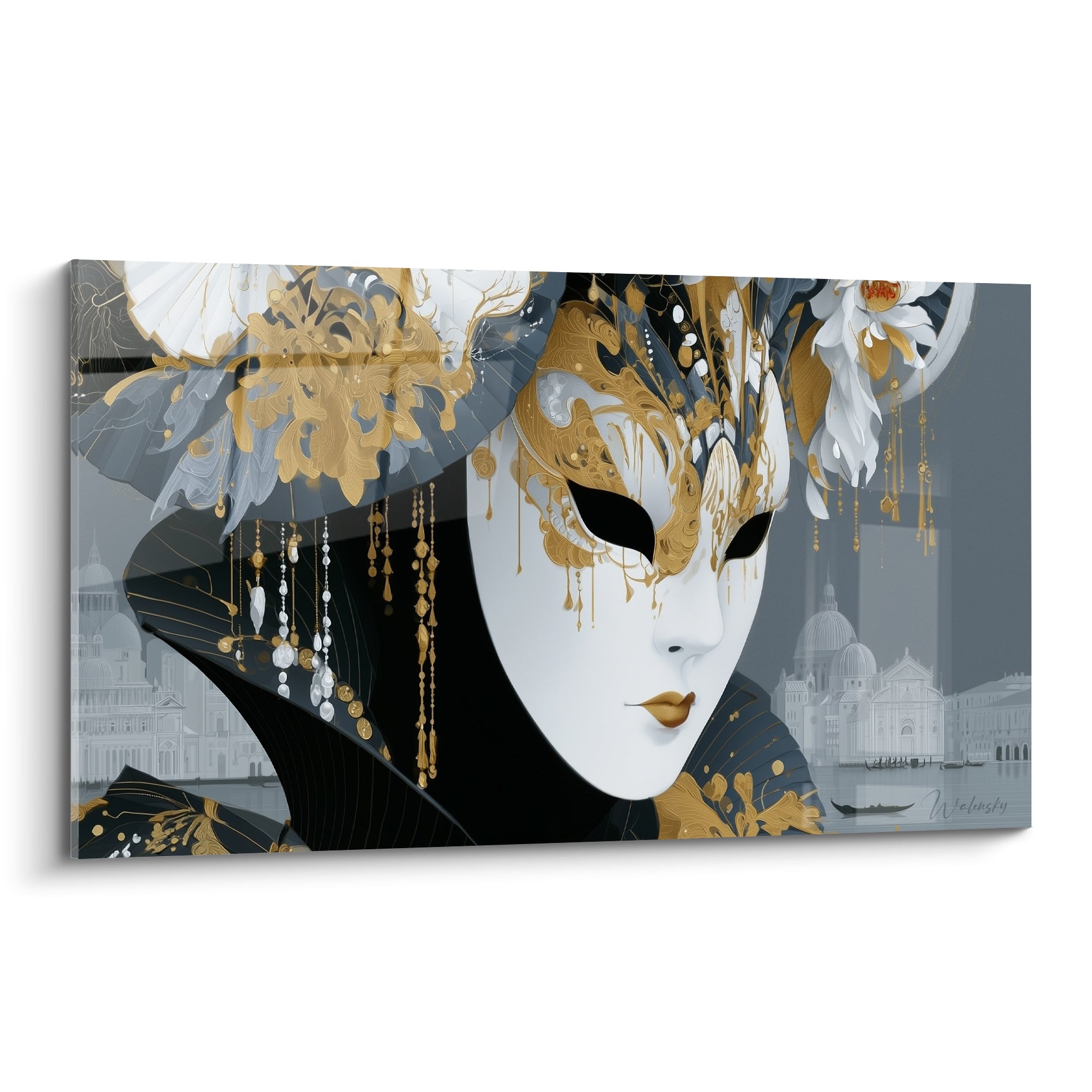 Masque de Venise blanc et doré aux volutes ornées, perles pendantes sur fond gris silhouette de Venise