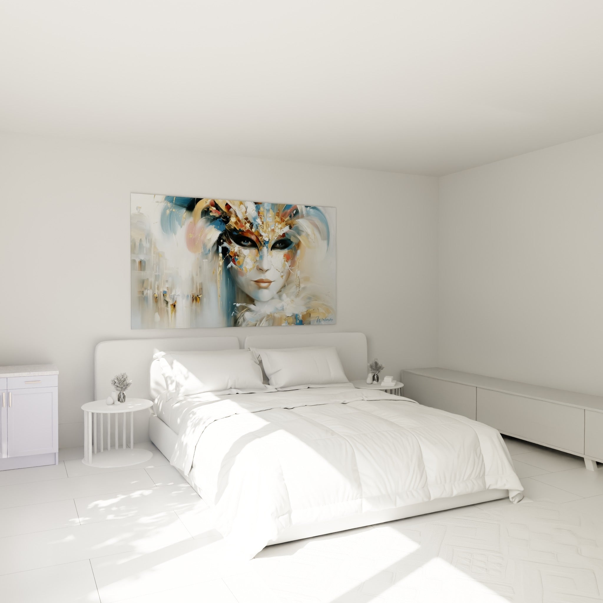 Visage masqué vénitien aux touches ocre et anthracite au-dessus d'un lit dans une chambre claire