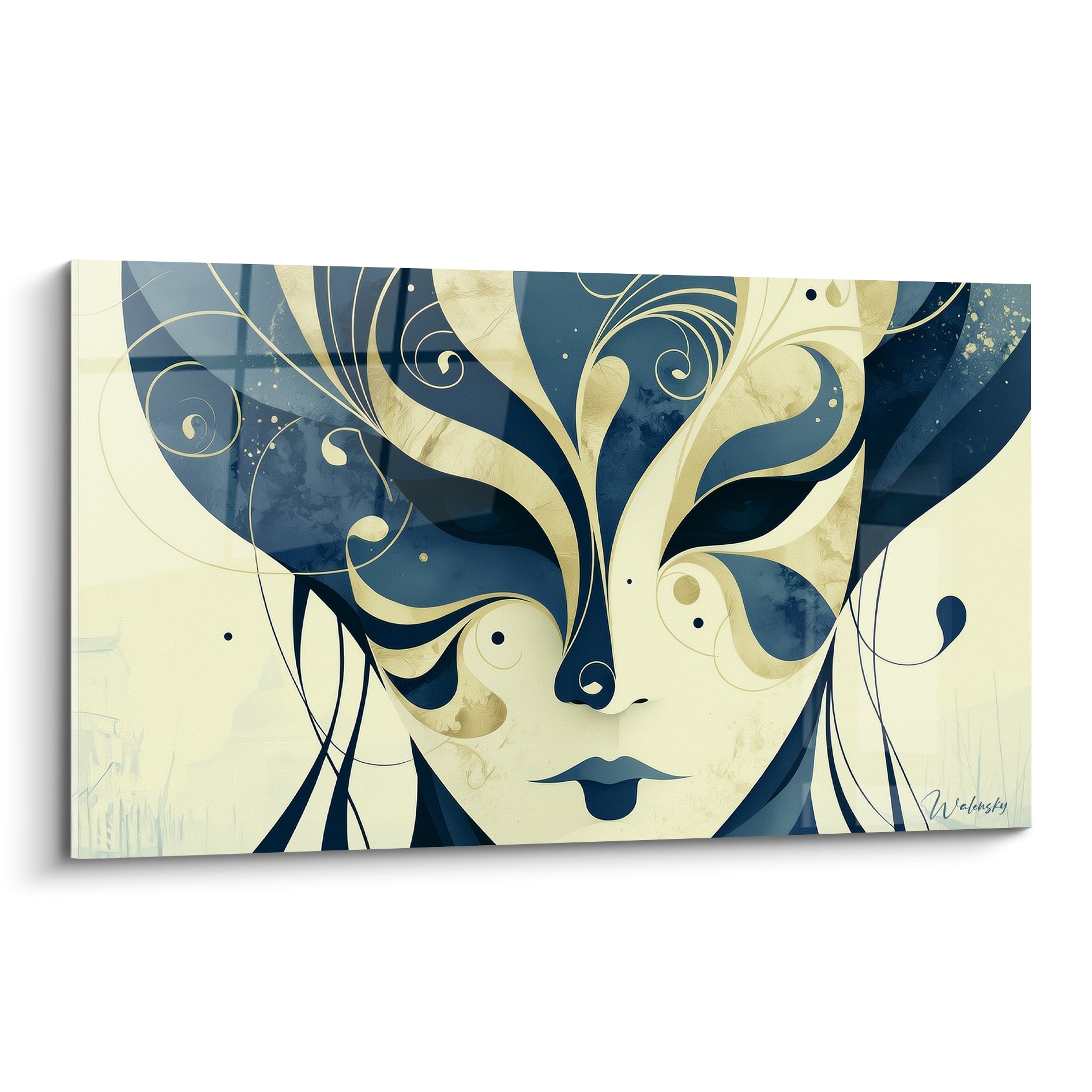 Masque de Venise stylisé bleu marine et doré aux volutes fluides sur fond ivoire nacré