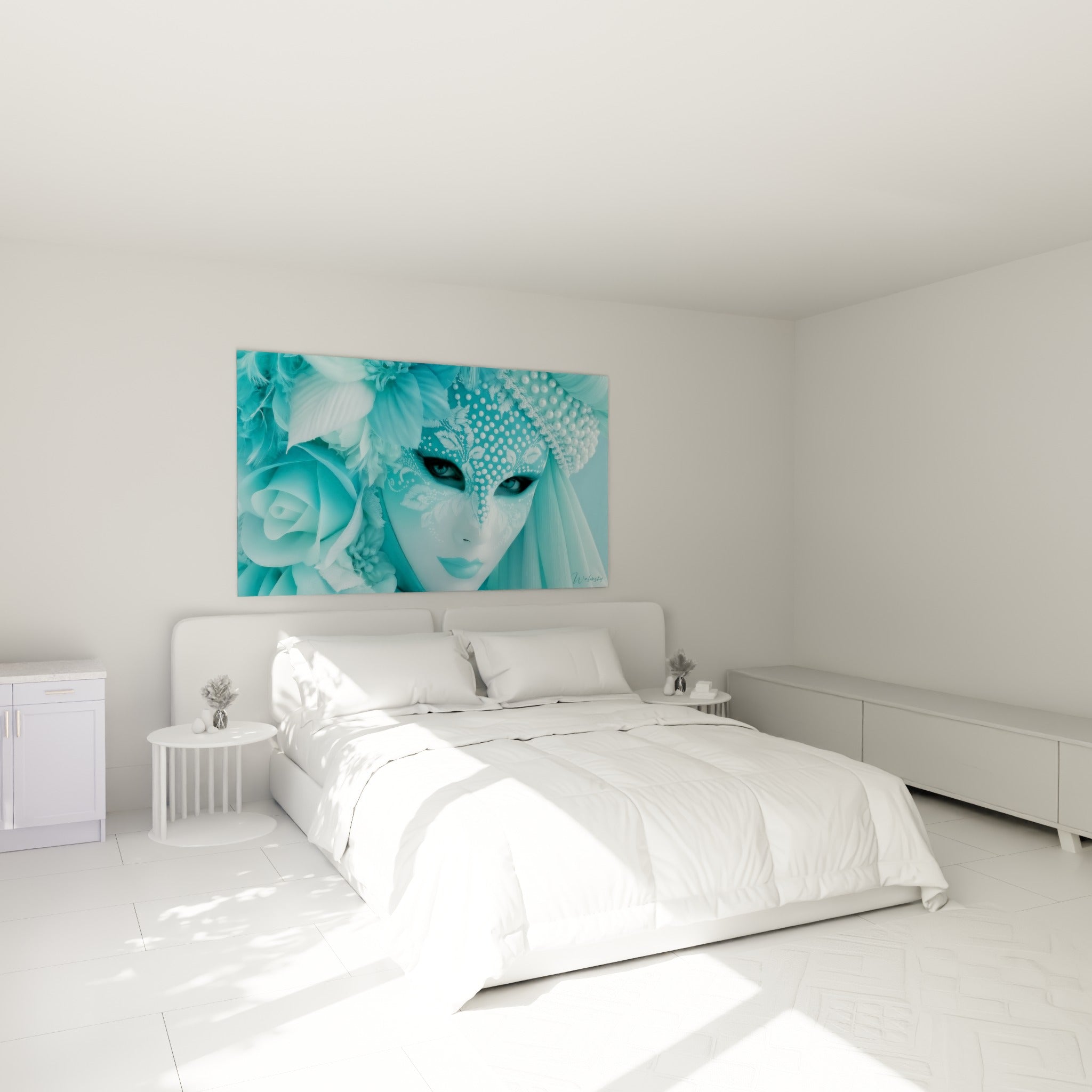 Visage masqué turquoise et blanc nacré accroché au-dessus d'un lit dans une chambre claire