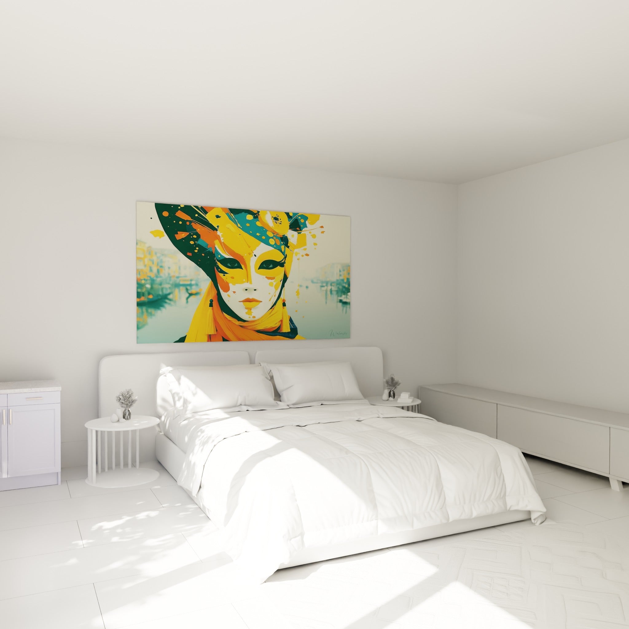 Visage masqué vénitien doré et anthracite, écharpe orange, accroché au-dessus d'un lit dans une chambre claire