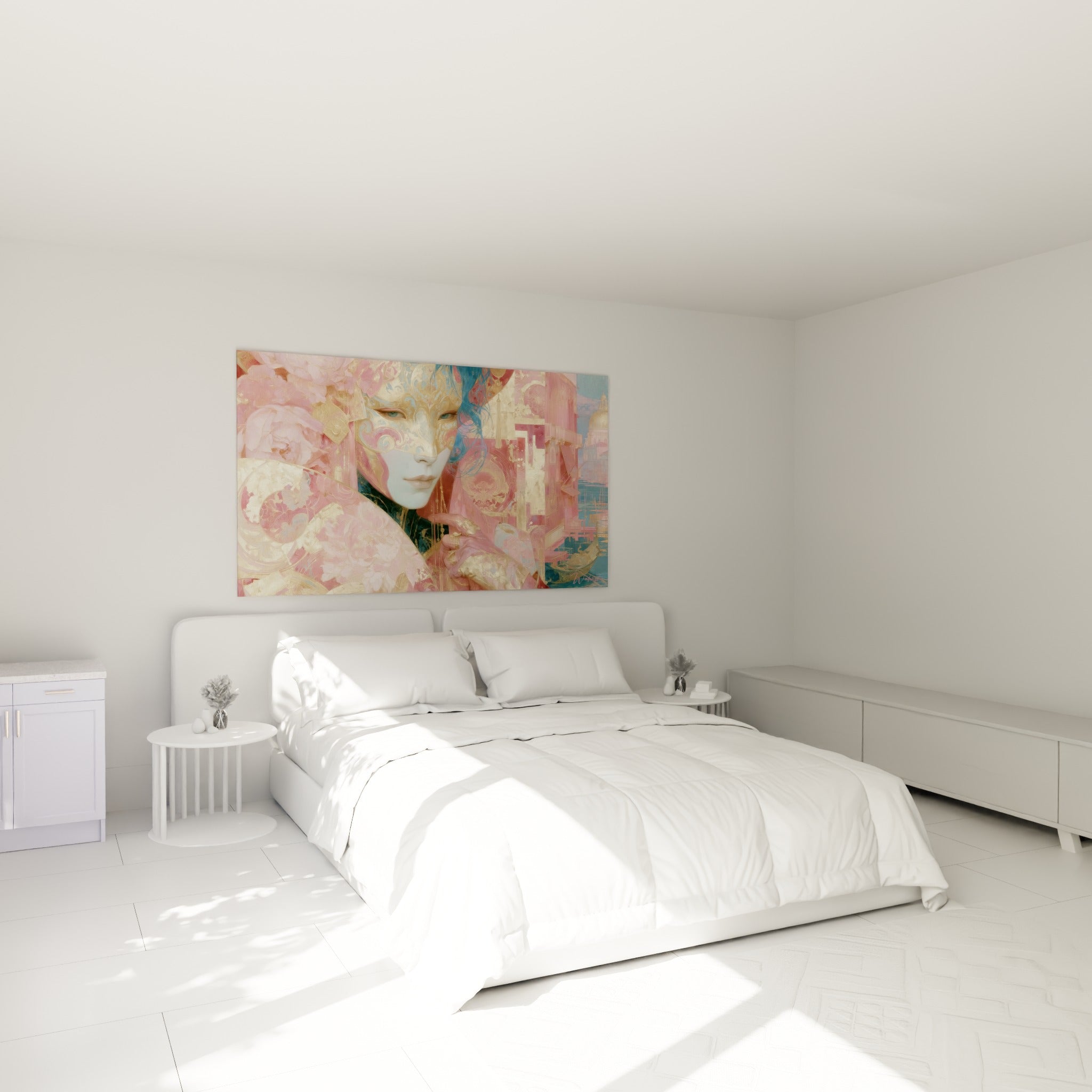 Portrait masqué rose et doré aux reflets bleutés, accroché au-dessus d'un lit dans une chambre claire