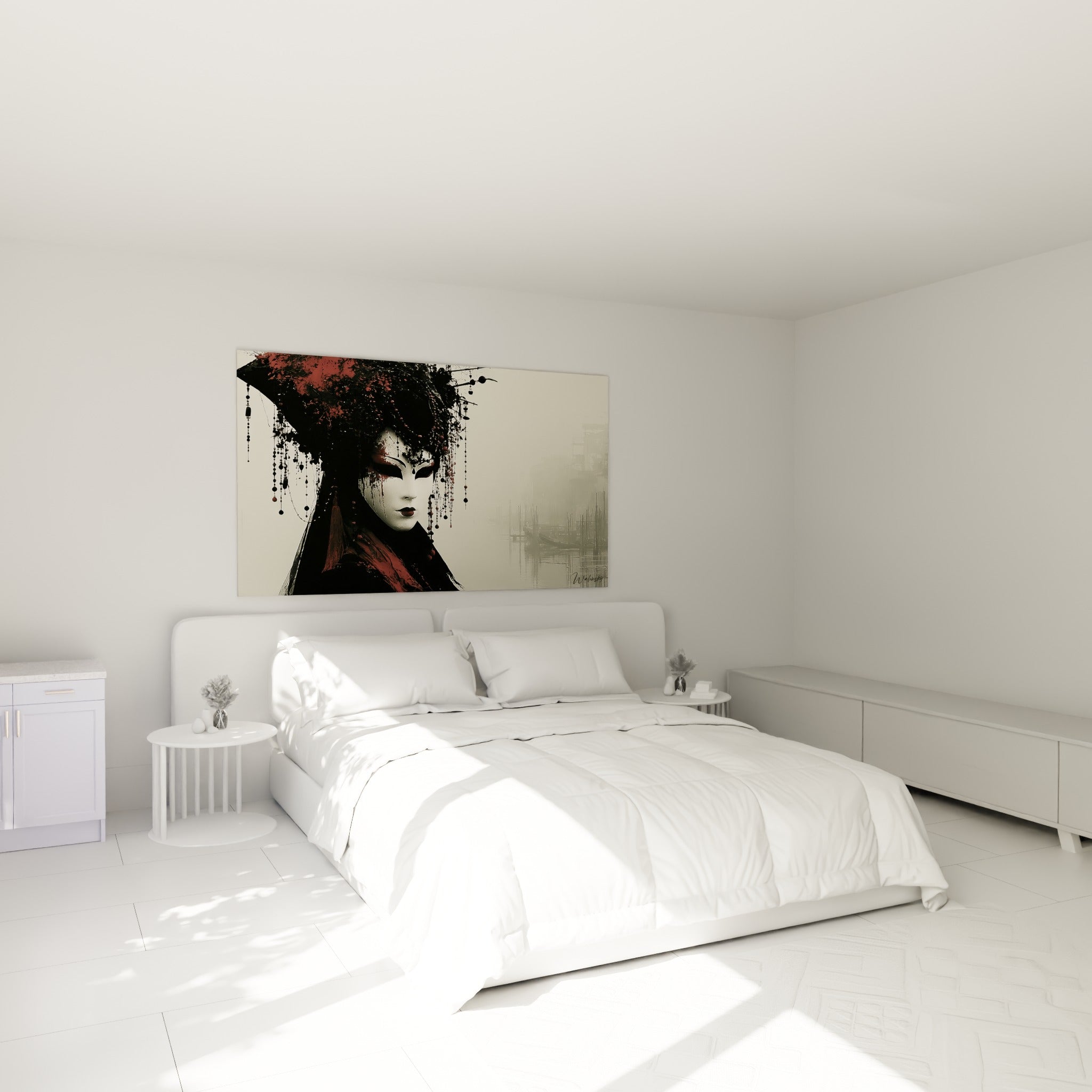 Visage vénitien laqué blanc aux voiles noirs accroché au-dessus d'un lit dans une chambre claire