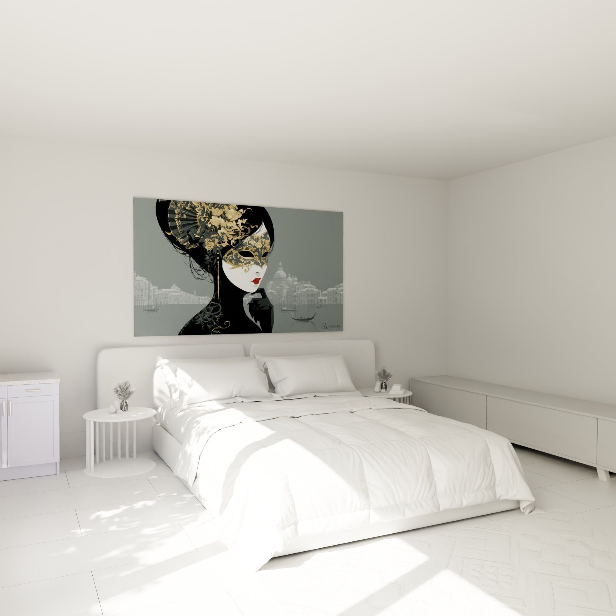 Silhouette masquée aux motifs dorés et noirs surplombant un lit dans une chambre claire et épurée