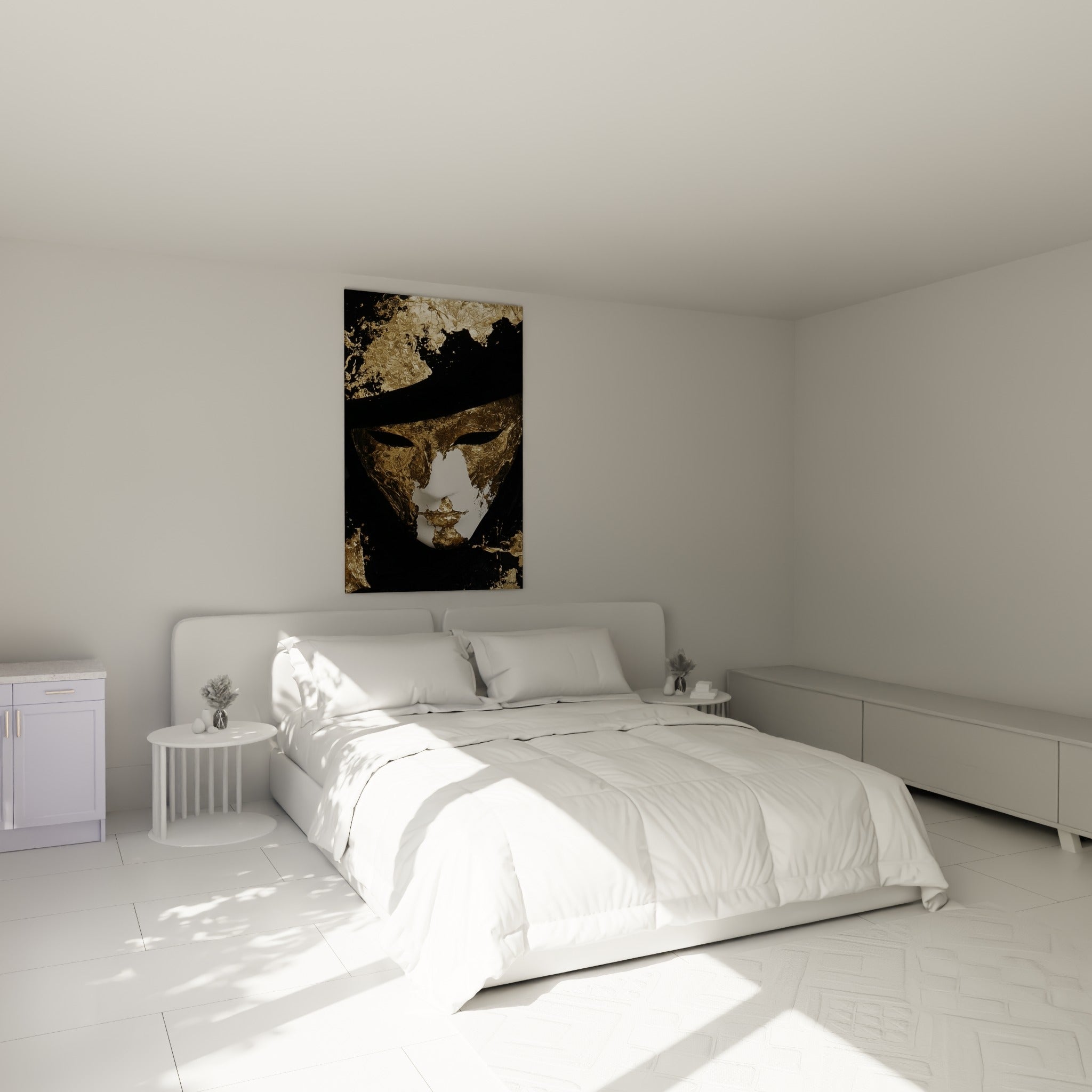 Visage vénitien doré et blanc au-dessus d'un lit dans une chambre claire, ambiance mystérieuse