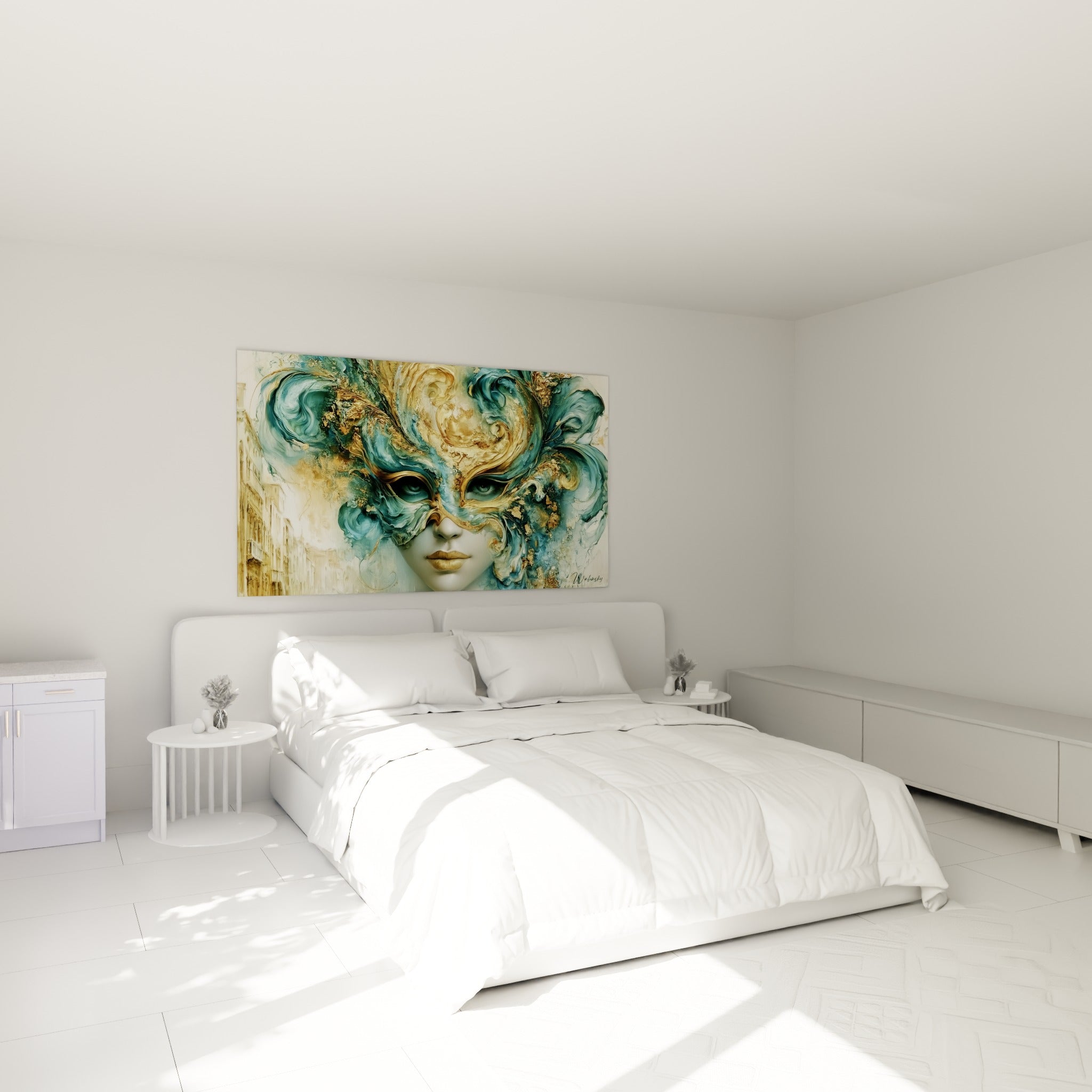 Visage masqué turquoise et or, tableau accroché au-dessus d'un lit dans une chambre claire