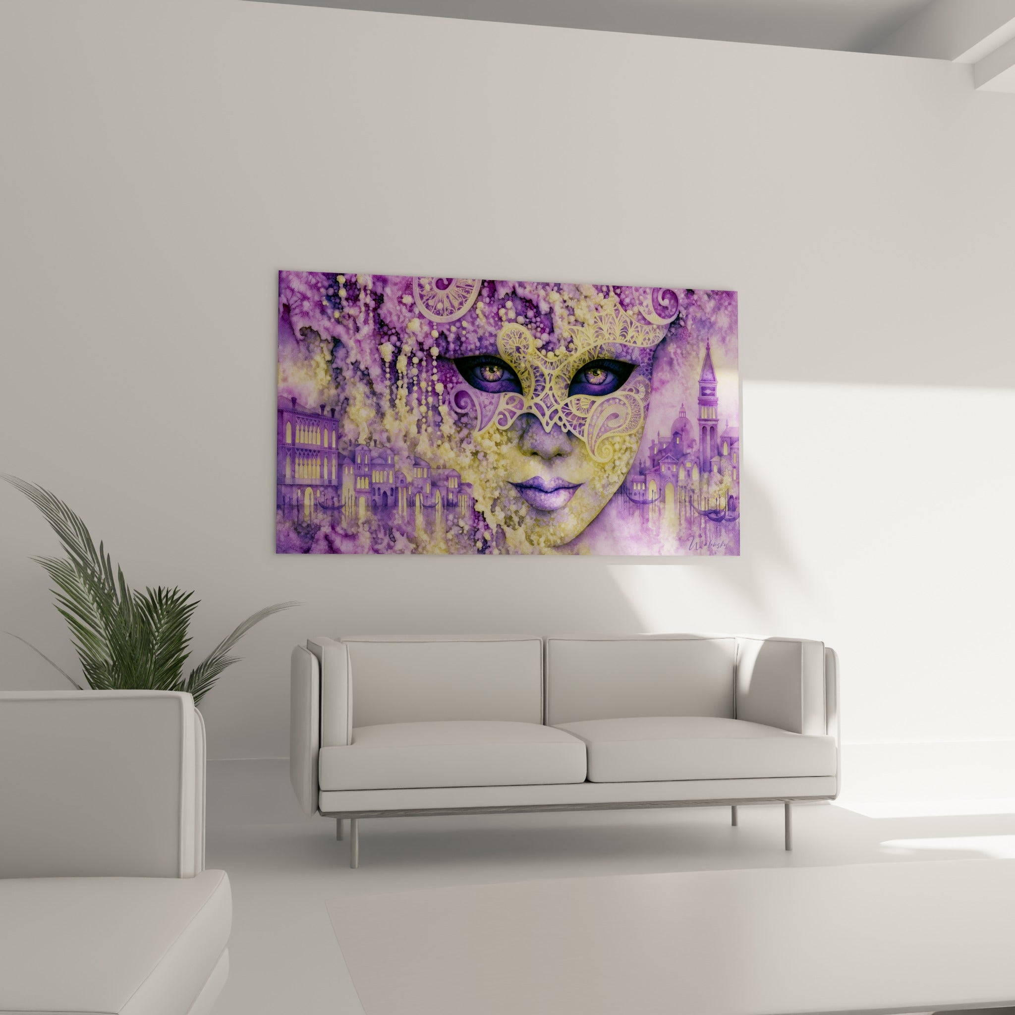 Masque de Venise à la dentelle dorée et fond lilas, accroché au-dessus d'un canapé dans un salon lumineux