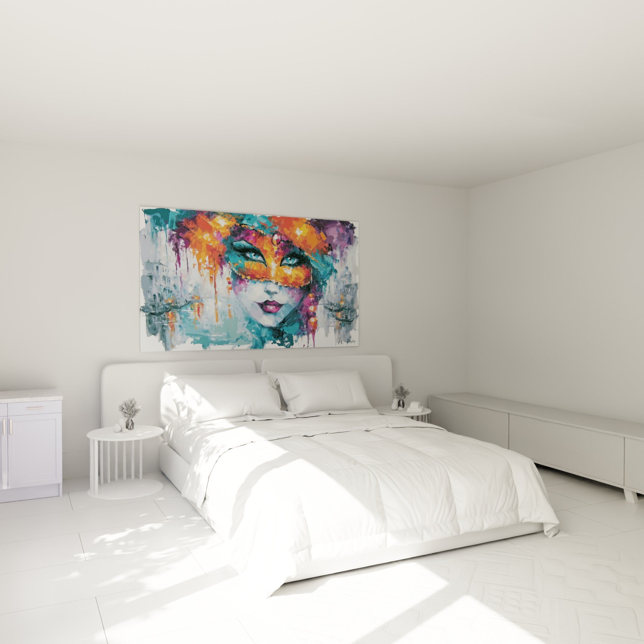 Visage masqué orange et pourpre du masque de venise, au-dessus d'un lit dans une chambre claire