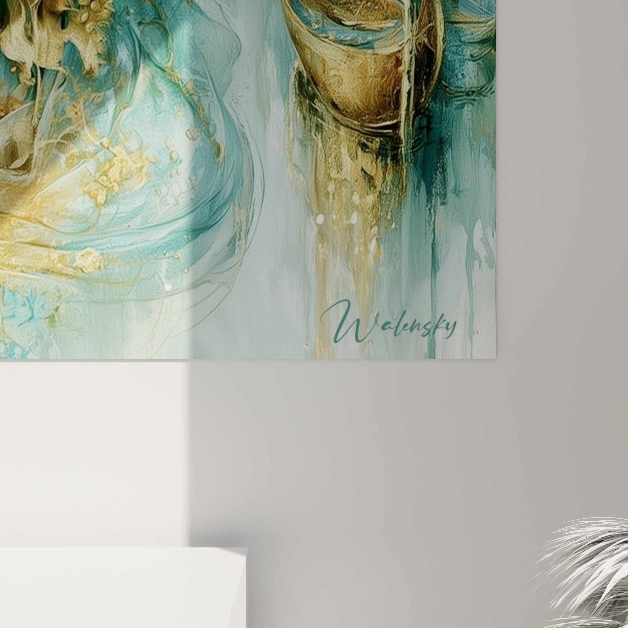 Détail rapproché des coulures dorées et du grain turquoise du masque de Venise peint sur toile