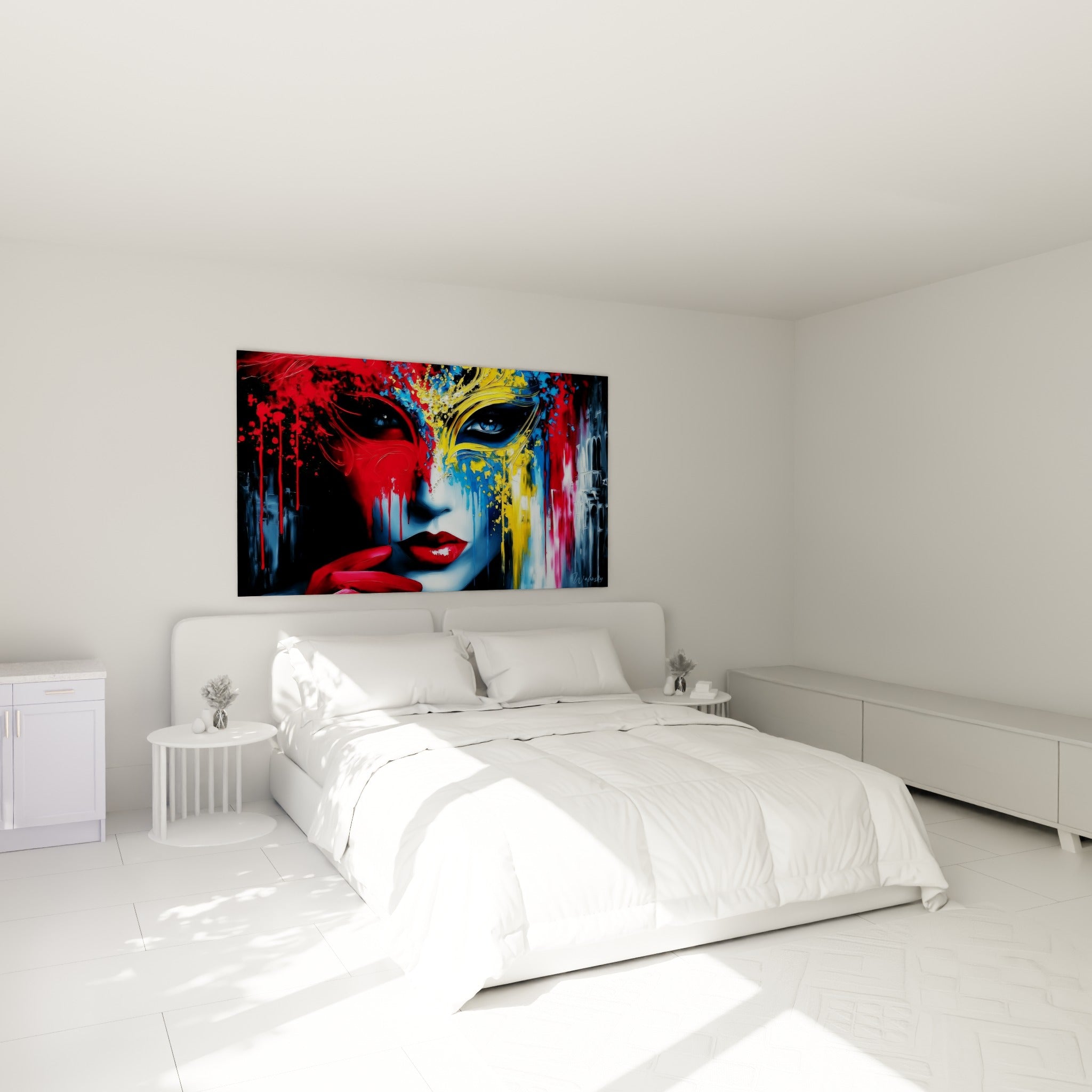 Visage masqué aux teintes jaune et rouge accroché au-dessus d'un lit dans une chambre claire